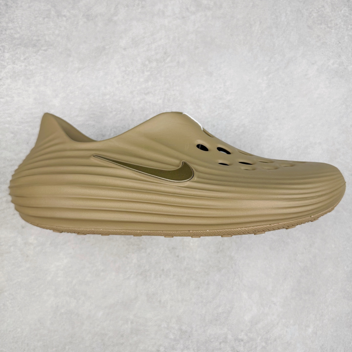 ＃Lw纯原 NK ReactX Rejuven8 简约舒适百搭洞洞鞋 FV5060-200 重金购入原鞋及原档案磨具生产指令开发 唯一正确组合大底 组合侧面Logo 鞋头不过分上翘 后跟Logo 凹凸明显 轮廓分明 LOGO内侧钢印清晰工整 原厂磨具全鞋无多余毛边 同源公司EVA粒子环保塑料 原厂指令配方 无任何异味 弹性卡色均保持原鞋一致 匠心打造 鞋口弧度大小 鞋面色泽质感同步原鞋 LOGO内侧钢印清晰工整 从名字就能看出，这款鞋搭载了React X缓震科技，保证了舒适的脚感和轻盈的穿着体验。设计上，这双鞋采用了近几年非常流行的洞洞鞋风格，但特别之处在于加入了波浪纹路细节，让整个鞋型看起来更有立体感，视觉上也增添了几分现代感。尺码：36 36.5 37.5 38 38.5 39 40 40.5 41 42 42.5 43 44 44.5 45 46.5 47.5 48.5-选品中心