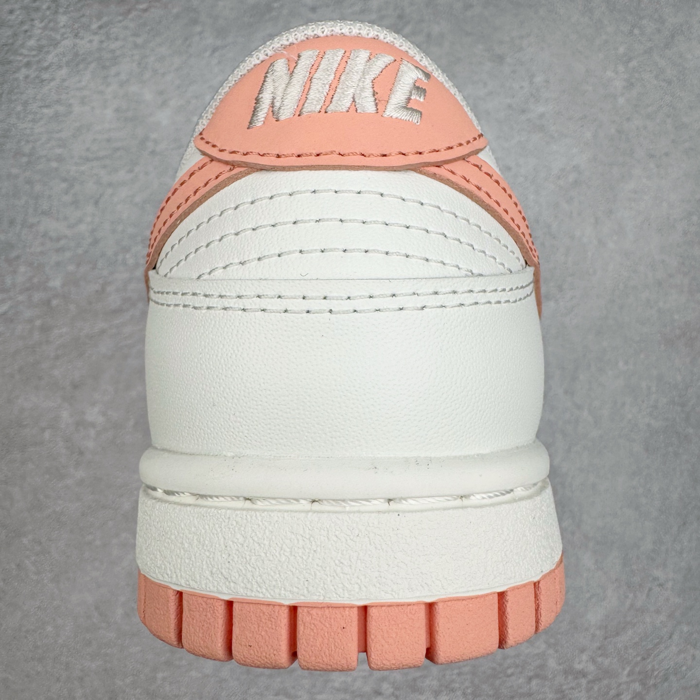 图片[8]-＃YC纯原 NK Dunk Low 桃之夭夭 WP0212-015 当夏风佛过针脚，Swoosh 便成了枝头颤巍巍的绯色。鞋舌似捧住月光，后跟烙下一颗未成熟的甜，奶白皮革呼吸着，似初融的奶油河，每一步都踩碎柔雾，溅起满踝桃夭。奶白绸缎裹住足尖云朵，步履过处，皆有花瓣坠地。定制系列天花板 无原鞋不开发 全系列得物原鞋一比一校对开发 配色持续更新中 终端对接 优势输出 全套原厂楦头原纸板数据档案倾力打造 原汁原味莞产 极致还原 圈内最强针车工艺 高端零售指定版 广东原厂配套原盒原标 鞋盒分三个尺码段 原厂冲刀 超高清洁度 全鞋零毛边皮料切割 采用原厂百宏鞋带以及原厂百宏织唛舌标 内标可供原厂几率过验 进口原装条纹中底布 四线拉帮白色点胶 原厂拉帮手法遵循公司 原厂电绣 极致还原 尺码：36 36.5 37.5 38 38.5 39 40 40.5 41 42 42.5 43 44 44.5 45 46-选品中心