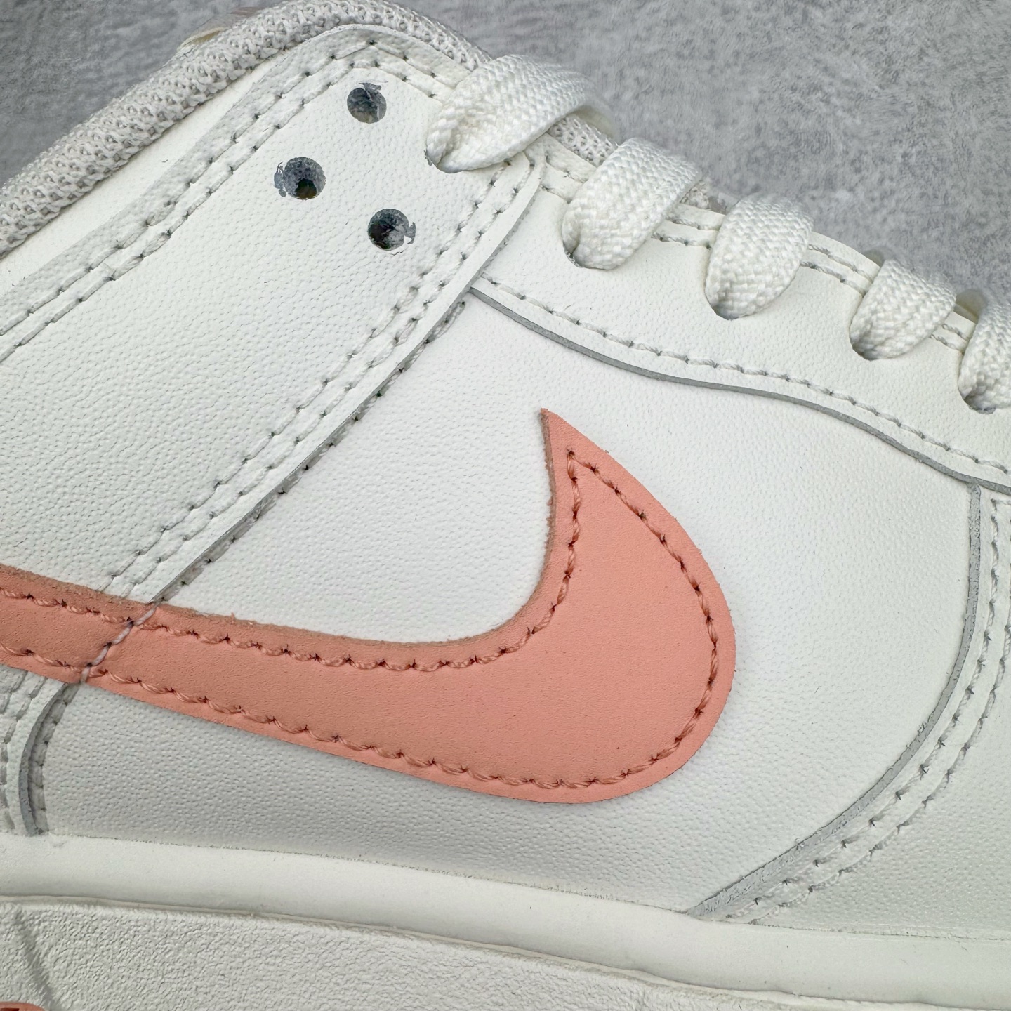 图片[18]-＃YC纯原 NK Dunk Low 桃之夭夭 WP0212-015 当夏风佛过针脚，Swoosh 便成了枝头颤巍巍的绯色。鞋舌似捧住月光，后跟烙下一颗未成熟的甜，奶白皮革呼吸着，似初融的奶油河，每一步都踩碎柔雾，溅起满踝桃夭。奶白绸缎裹住足尖云朵，步履过处，皆有花瓣坠地。定制系列天花板 无原鞋不开发 全系列得物原鞋一比一校对开发 配色持续更新中 终端对接 优势输出 全套原厂楦头原纸板数据档案倾力打造 原汁原味莞产 极致还原 圈内最强针车工艺 高端零售指定版 广东原厂配套原盒原标 鞋盒分三个尺码段 原厂冲刀 超高清洁度 全鞋零毛边皮料切割 采用原厂百宏鞋带以及原厂百宏织唛舌标 内标可供原厂几率过验 进口原装条纹中底布 四线拉帮白色点胶 原厂拉帮手法遵循公司 原厂电绣 极致还原 尺码：36 36.5 37.5 38 38.5 39 40 40.5 41 42 42.5 43 44 44.5 45 46-选品中心