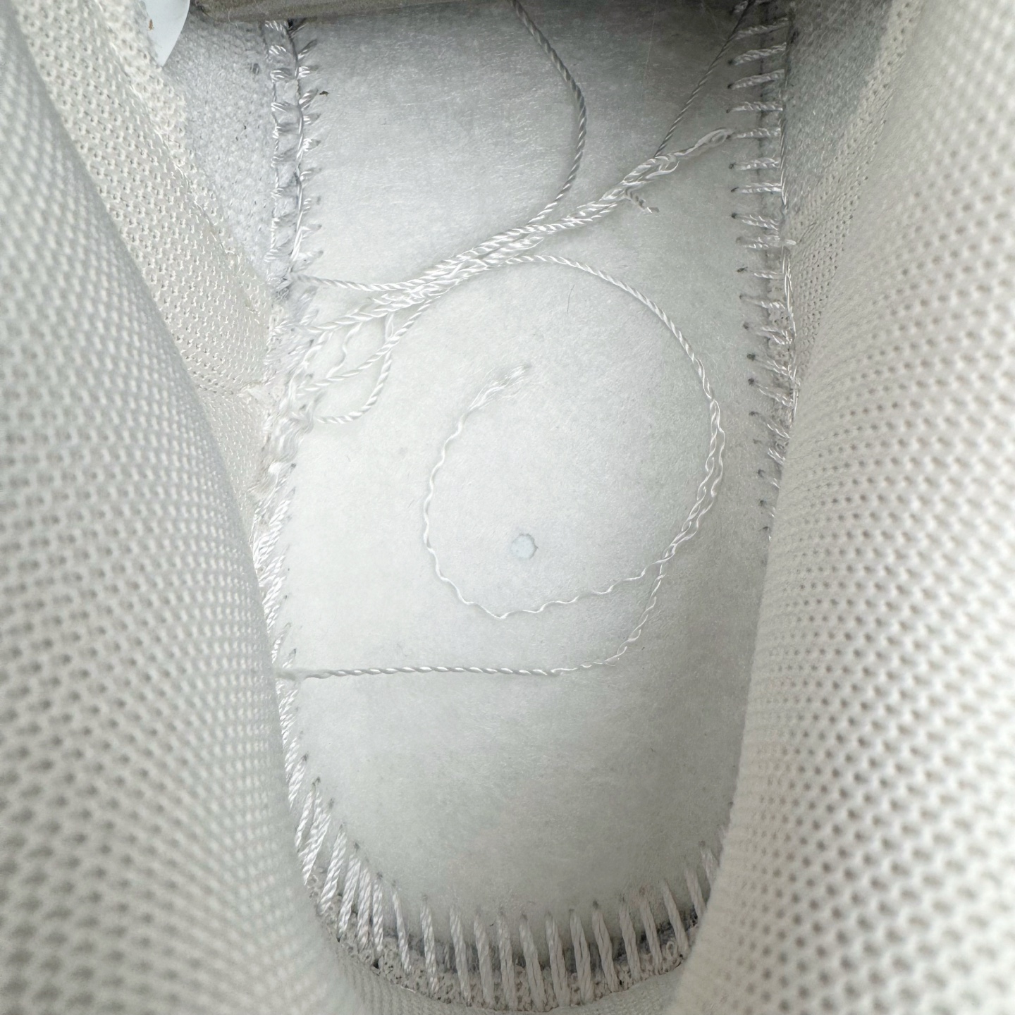 图片[11]-＃YC纯原 NK Dunk Low 桃之夭夭 WP0212-015 当夏风佛过针脚，Swoosh 便成了枝头颤巍巍的绯色。鞋舌似捧住月光，后跟烙下一颗未成熟的甜，奶白皮革呼吸着，似初融的奶油河，每一步都踩碎柔雾，溅起满踝桃夭。奶白绸缎裹住足尖云朵，步履过处，皆有花瓣坠地。定制系列天花板 无原鞋不开发 全系列得物原鞋一比一校对开发 配色持续更新中 终端对接 优势输出 全套原厂楦头原纸板数据档案倾力打造 原汁原味莞产 极致还原 圈内最强针车工艺 高端零售指定版 广东原厂配套原盒原标 鞋盒分三个尺码段 原厂冲刀 超高清洁度 全鞋零毛边皮料切割 采用原厂百宏鞋带以及原厂百宏织唛舌标 内标可供原厂几率过验 进口原装条纹中底布 四线拉帮白色点胶 原厂拉帮手法遵循公司 原厂电绣 极致还原 尺码：36 36.5 37.5 38 38.5 39 40 40.5 41 42 42.5 43 44 44.5 45 46-选品中心