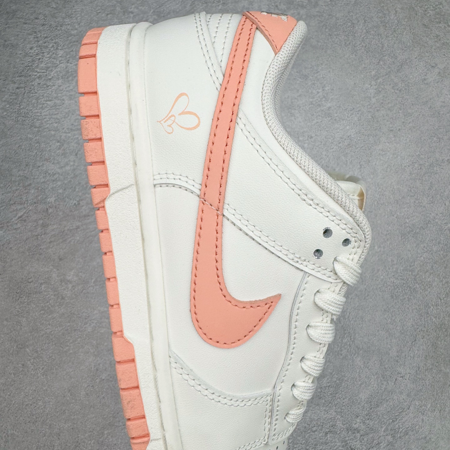 图片[6]-＃YC纯原 NK Dunk Low 桃之夭夭 WP0212-015 当夏风佛过针脚，Swoosh 便成了枝头颤巍巍的绯色。鞋舌似捧住月光，后跟烙下一颗未成熟的甜，奶白皮革呼吸着，似初融的奶油河，每一步都踩碎柔雾，溅起满踝桃夭。奶白绸缎裹住足尖云朵，步履过处，皆有花瓣坠地。定制系列天花板 无原鞋不开发 全系列得物原鞋一比一校对开发 配色持续更新中 终端对接 优势输出 全套原厂楦头原纸板数据档案倾力打造 原汁原味莞产 极致还原 圈内最强针车工艺 高端零售指定版 广东原厂配套原盒原标 鞋盒分三个尺码段 原厂冲刀 超高清洁度 全鞋零毛边皮料切割 采用原厂百宏鞋带以及原厂百宏织唛舌标 内标可供原厂几率过验 进口原装条纹中底布 四线拉帮白色点胶 原厂拉帮手法遵循公司 原厂电绣 极致还原 尺码：36 36.5 37.5 38 38.5 39 40 40.5 41 42 42.5 43 44 44.5 45 46-选品中心