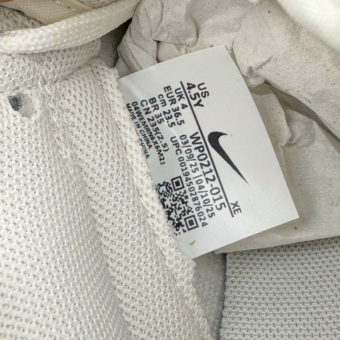 图片[14]-＃YC纯原 NK Dunk Low 桃之夭夭 WP0212-015 当夏风佛过针脚，Swoosh 便成了枝头颤巍巍的绯色。鞋舌似捧住月光，后跟烙下一颗未成熟的甜，奶白皮革呼吸着，似初融的奶油河，每一步都踩碎柔雾，溅起满踝桃夭。奶白绸缎裹住足尖云朵，步履过处，皆有花瓣坠地。定制系列天花板 无原鞋不开发 全系列得物原鞋一比一校对开发 配色持续更新中 终端对接 优势输出 全套原厂楦头原纸板数据档案倾力打造 原汁原味莞产 极致还原 圈内最强针车工艺 高端零售指定版 广东原厂配套原盒原标 鞋盒分三个尺码段 原厂冲刀 超高清洁度 全鞋零毛边皮料切割 采用原厂百宏鞋带以及原厂百宏织唛舌标 内标可供原厂几率过验 进口原装条纹中底布 四线拉帮白色点胶 原厂拉帮手法遵循公司 原厂电绣 极致还原 尺码：36 36.5 37.5 38 38.5 39 40 40.5 41 42 42.5 43 44 44.5 45 46-选品中心