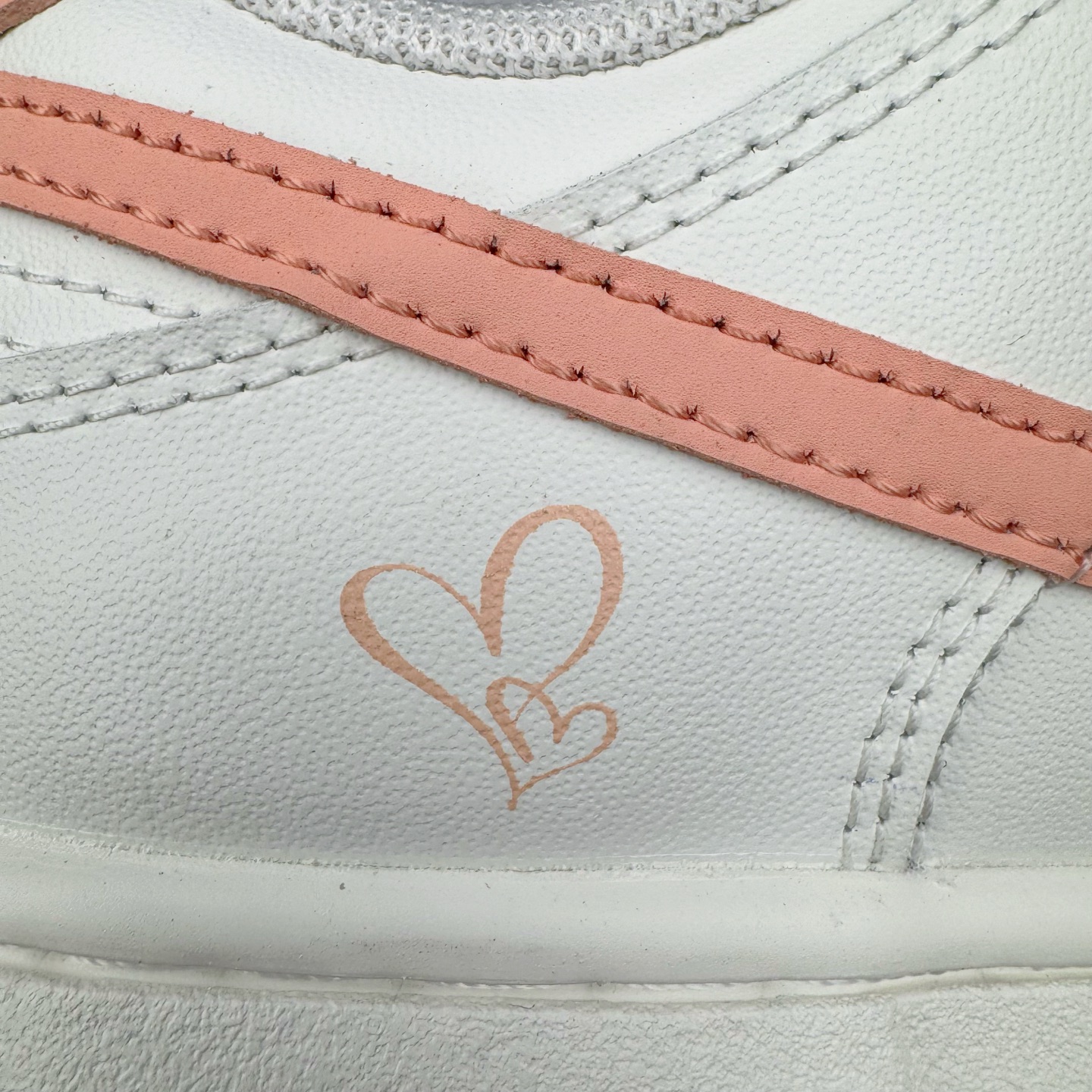 图片[10]-＃YC纯原 NK Dunk Low 桃之夭夭 WP0212-015 当夏风佛过针脚，Swoosh 便成了枝头颤巍巍的绯色。鞋舌似捧住月光，后跟烙下一颗未成熟的甜，奶白皮革呼吸着，似初融的奶油河，每一步都踩碎柔雾，溅起满踝桃夭。奶白绸缎裹住足尖云朵，步履过处，皆有花瓣坠地。定制系列天花板 无原鞋不开发 全系列得物原鞋一比一校对开发 配色持续更新中 终端对接 优势输出 全套原厂楦头原纸板数据档案倾力打造 原汁原味莞产 极致还原 圈内最强针车工艺 高端零售指定版 广东原厂配套原盒原标 鞋盒分三个尺码段 原厂冲刀 超高清洁度 全鞋零毛边皮料切割 采用原厂百宏鞋带以及原厂百宏织唛舌标 内标可供原厂几率过验 进口原装条纹中底布 四线拉帮白色点胶 原厂拉帮手法遵循公司 原厂电绣 极致还原 尺码：36 36.5 37.5 38 38.5 39 40 40.5 41 42 42.5 43 44 44.5 45 46-选品中心