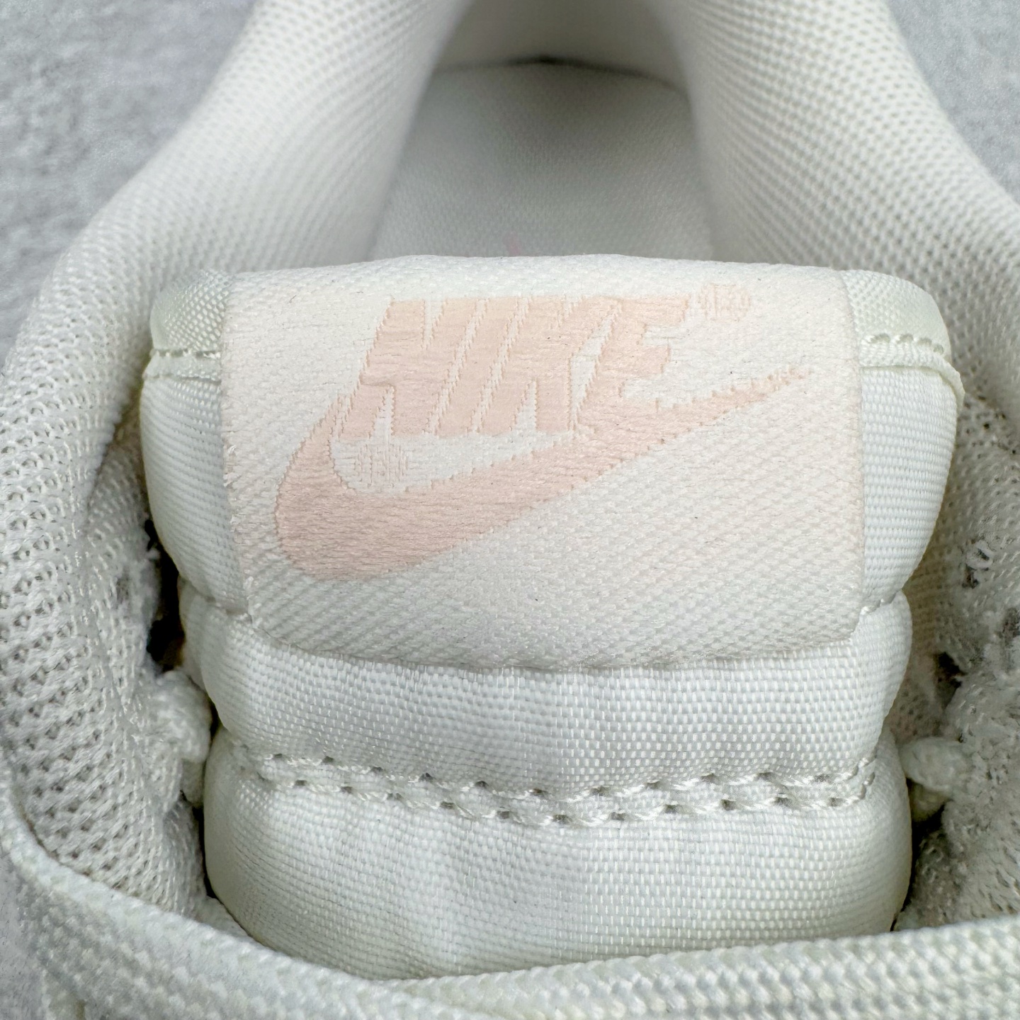 图片[15]-＃YC纯原 NK Dunk Low 桃之夭夭 WP0212-015 当夏风佛过针脚，Swoosh 便成了枝头颤巍巍的绯色。鞋舌似捧住月光，后跟烙下一颗未成熟的甜，奶白皮革呼吸着，似初融的奶油河，每一步都踩碎柔雾，溅起满踝桃夭。奶白绸缎裹住足尖云朵，步履过处，皆有花瓣坠地。定制系列天花板 无原鞋不开发 全系列得物原鞋一比一校对开发 配色持续更新中 终端对接 优势输出 全套原厂楦头原纸板数据档案倾力打造 原汁原味莞产 极致还原 圈内最强针车工艺 高端零售指定版 广东原厂配套原盒原标 鞋盒分三个尺码段 原厂冲刀 超高清洁度 全鞋零毛边皮料切割 采用原厂百宏鞋带以及原厂百宏织唛舌标 内标可供原厂几率过验 进口原装条纹中底布 四线拉帮白色点胶 原厂拉帮手法遵循公司 原厂电绣 极致还原 尺码：36 36.5 37.5 38 38.5 39 40 40.5 41 42 42.5 43 44 44.5 45 46-选品中心