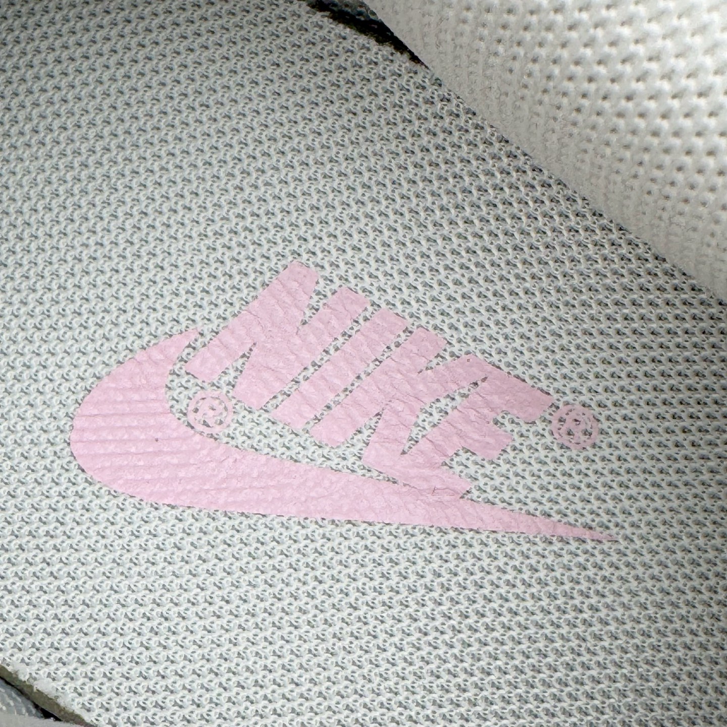 图片[13]-＃YC纯原 NK Dunk Low 桃之夭夭 WP0212-015 当夏风佛过针脚，Swoosh 便成了枝头颤巍巍的绯色。鞋舌似捧住月光，后跟烙下一颗未成熟的甜，奶白皮革呼吸着，似初融的奶油河，每一步都踩碎柔雾，溅起满踝桃夭。奶白绸缎裹住足尖云朵，步履过处，皆有花瓣坠地。定制系列天花板 无原鞋不开发 全系列得物原鞋一比一校对开发 配色持续更新中 终端对接 优势输出 全套原厂楦头原纸板数据档案倾力打造 原汁原味莞产 极致还原 圈内最强针车工艺 高端零售指定版 广东原厂配套原盒原标 鞋盒分三个尺码段 原厂冲刀 超高清洁度 全鞋零毛边皮料切割 采用原厂百宏鞋带以及原厂百宏织唛舌标 内标可供原厂几率过验 进口原装条纹中底布 四线拉帮白色点胶 原厂拉帮手法遵循公司 原厂电绣 极致还原 尺码：36 36.5 37.5 38 38.5 39 40 40.5 41 42 42.5 43 44 44.5 45 46-选品中心