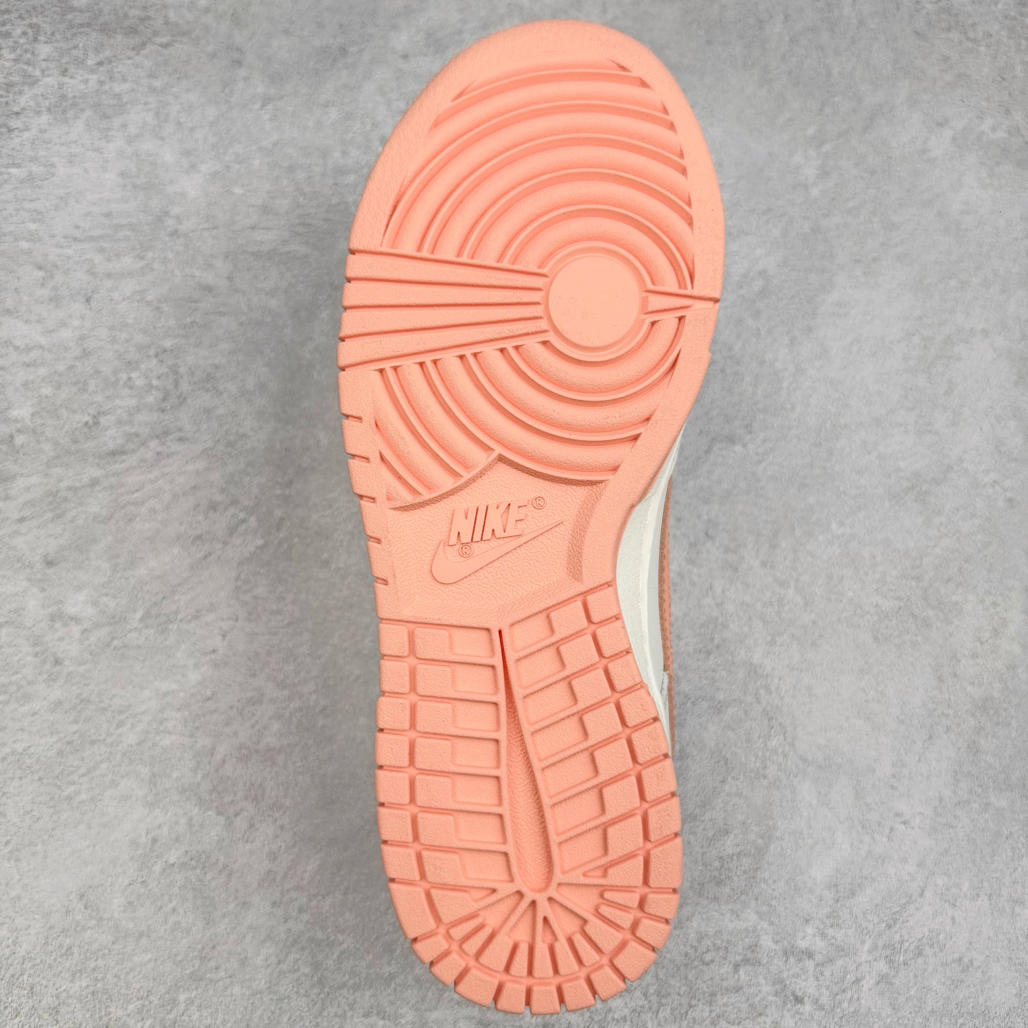 图片[9]-＃YC纯原 NK Dunk Low 桃之夭夭 WP0212-015 当夏风佛过针脚，Swoosh 便成了枝头颤巍巍的绯色。鞋舌似捧住月光，后跟烙下一颗未成熟的甜，奶白皮革呼吸着，似初融的奶油河，每一步都踩碎柔雾，溅起满踝桃夭。奶白绸缎裹住足尖云朵，步履过处，皆有花瓣坠地。定制系列天花板 无原鞋不开发 全系列得物原鞋一比一校对开发 配色持续更新中 终端对接 优势输出 全套原厂楦头原纸板数据档案倾力打造 原汁原味莞产 极致还原 圈内最强针车工艺 高端零售指定版 广东原厂配套原盒原标 鞋盒分三个尺码段 原厂冲刀 超高清洁度 全鞋零毛边皮料切割 采用原厂百宏鞋带以及原厂百宏织唛舌标 内标可供原厂几率过验 进口原装条纹中底布 四线拉帮白色点胶 原厂拉帮手法遵循公司 原厂电绣 极致还原 尺码：36 36.5 37.5 38 38.5 39 40 40.5 41 42 42.5 43 44 44.5 45 46-选品中心