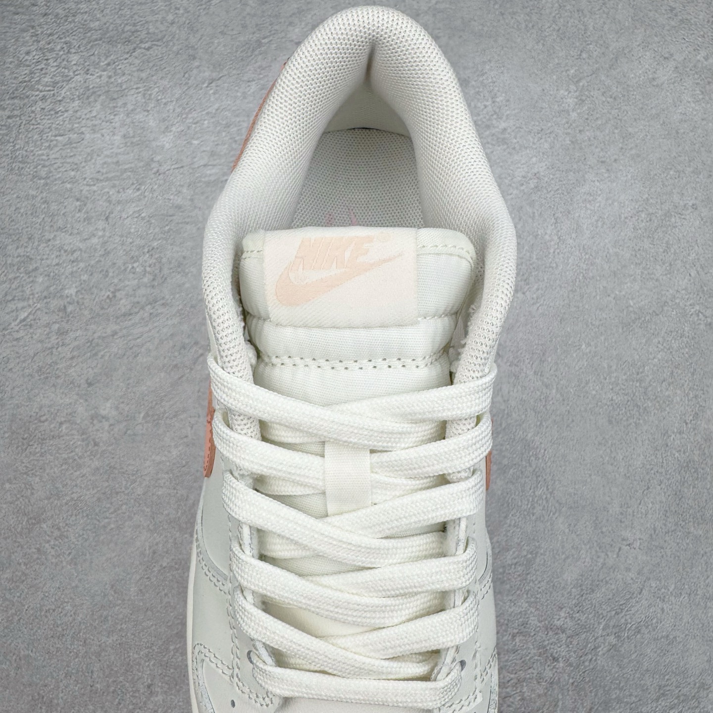 图片[5]-＃YC纯原 NK Dunk Low 桃之夭夭 WP0212-015 当夏风佛过针脚，Swoosh 便成了枝头颤巍巍的绯色。鞋舌似捧住月光，后跟烙下一颗未成熟的甜，奶白皮革呼吸着，似初融的奶油河，每一步都踩碎柔雾，溅起满踝桃夭。奶白绸缎裹住足尖云朵，步履过处，皆有花瓣坠地。定制系列天花板 无原鞋不开发 全系列得物原鞋一比一校对开发 配色持续更新中 终端对接 优势输出 全套原厂楦头原纸板数据档案倾力打造 原汁原味莞产 极致还原 圈内最强针车工艺 高端零售指定版 广东原厂配套原盒原标 鞋盒分三个尺码段 原厂冲刀 超高清洁度 全鞋零毛边皮料切割 采用原厂百宏鞋带以及原厂百宏织唛舌标 内标可供原厂几率过验 进口原装条纹中底布 四线拉帮白色点胶 原厂拉帮手法遵循公司 原厂电绣 极致还原 尺码：36 36.5 37.5 38 38.5 39 40 40.5 41 42 42.5 43 44 44.5 45 46-选品中心