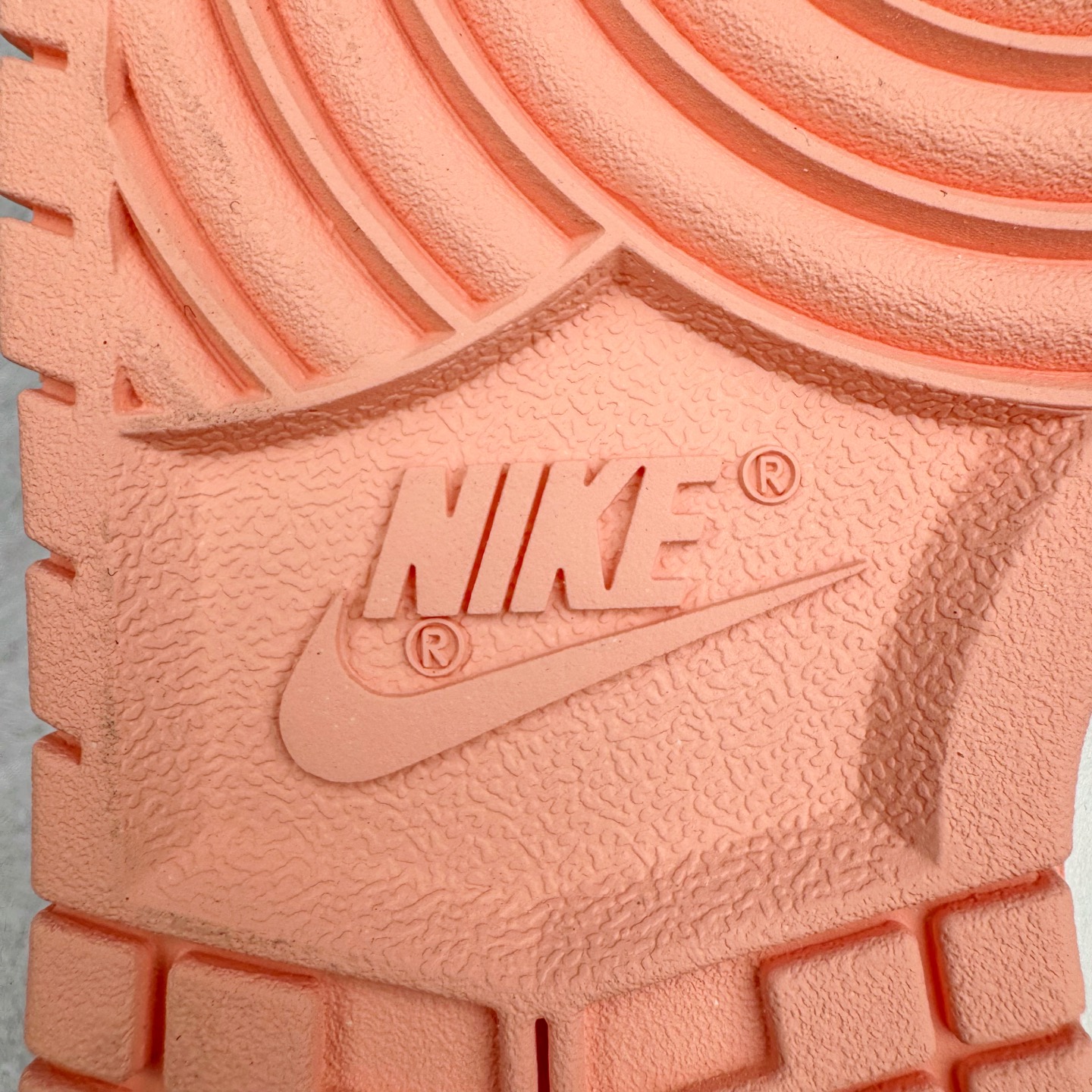 图片[19]-＃YC纯原 NK Dunk Low 桃之夭夭 WP0212-015 当夏风佛过针脚，Swoosh 便成了枝头颤巍巍的绯色。鞋舌似捧住月光，后跟烙下一颗未成熟的甜，奶白皮革呼吸着，似初融的奶油河，每一步都踩碎柔雾，溅起满踝桃夭。奶白绸缎裹住足尖云朵，步履过处，皆有花瓣坠地。定制系列天花板 无原鞋不开发 全系列得物原鞋一比一校对开发 配色持续更新中 终端对接 优势输出 全套原厂楦头原纸板数据档案倾力打造 原汁原味莞产 极致还原 圈内最强针车工艺 高端零售指定版 广东原厂配套原盒原标 鞋盒分三个尺码段 原厂冲刀 超高清洁度 全鞋零毛边皮料切割 采用原厂百宏鞋带以及原厂百宏织唛舌标 内标可供原厂几率过验 进口原装条纹中底布 四线拉帮白色点胶 原厂拉帮手法遵循公司 原厂电绣 极致还原 尺码：36 36.5 37.5 38 38.5 39 40 40.5 41 42 42.5 43 44 44.5 45 46-选品中心