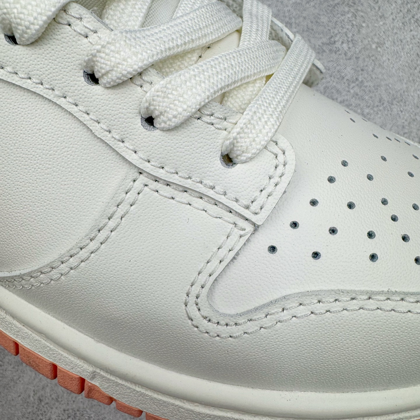 图片[20]-＃YC纯原 NK Dunk Low 桃之夭夭 WP0212-015 当夏风佛过针脚，Swoosh 便成了枝头颤巍巍的绯色。鞋舌似捧住月光，后跟烙下一颗未成熟的甜，奶白皮革呼吸着，似初融的奶油河，每一步都踩碎柔雾，溅起满踝桃夭。奶白绸缎裹住足尖云朵，步履过处，皆有花瓣坠地。定制系列天花板 无原鞋不开发 全系列得物原鞋一比一校对开发 配色持续更新中 终端对接 优势输出 全套原厂楦头原纸板数据档案倾力打造 原汁原味莞产 极致还原 圈内最强针车工艺 高端零售指定版 广东原厂配套原盒原标 鞋盒分三个尺码段 原厂冲刀 超高清洁度 全鞋零毛边皮料切割 采用原厂百宏鞋带以及原厂百宏织唛舌标 内标可供原厂几率过验 进口原装条纹中底布 四线拉帮白色点胶 原厂拉帮手法遵循公司 原厂电绣 极致还原 尺码：36 36.5 37.5 38 38.5 39 40 40.5 41 42 42.5 43 44 44.5 45 46-选品中心