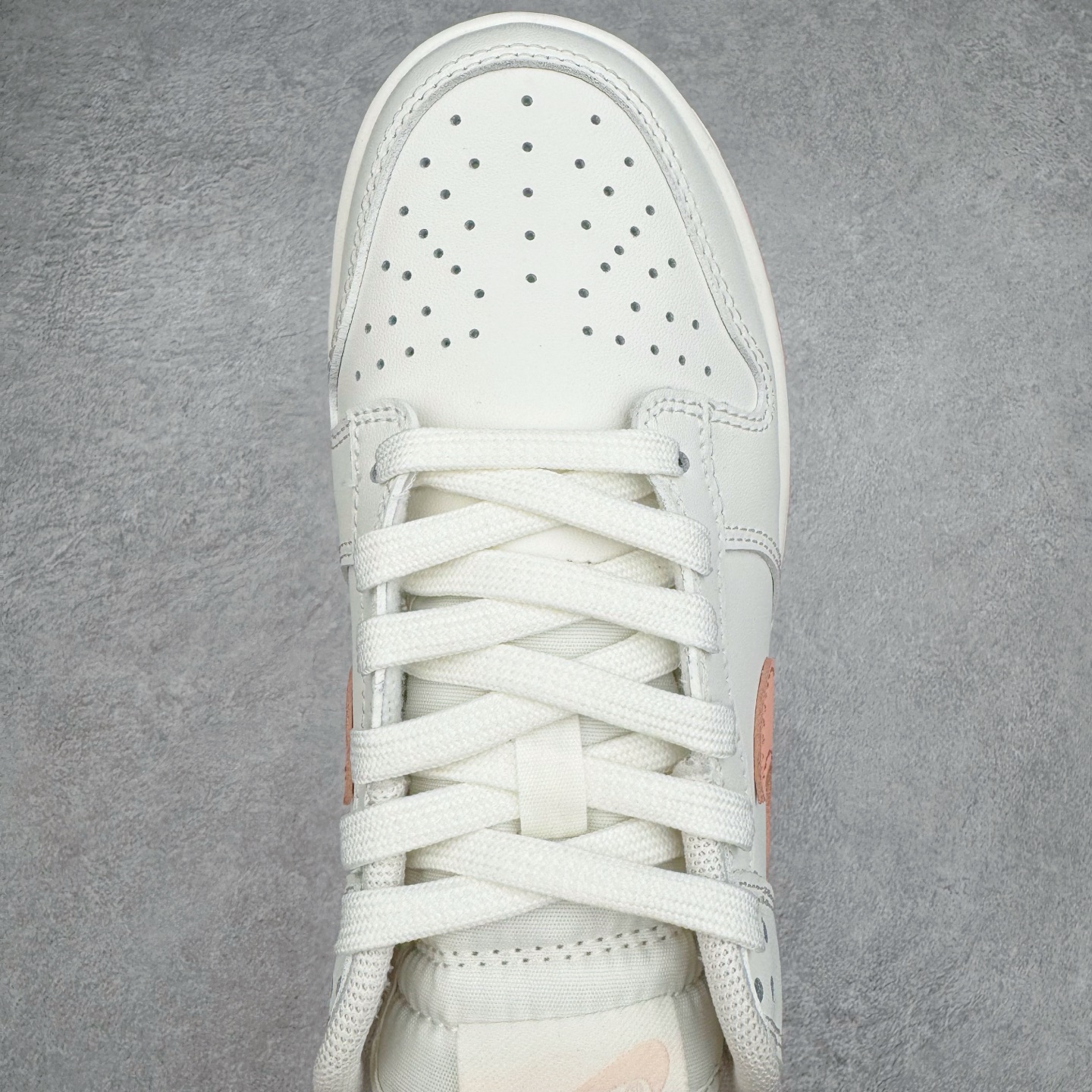 图片[4]-＃YC纯原 NK Dunk Low 桃之夭夭 WP0212-015 当夏风佛过针脚，Swoosh 便成了枝头颤巍巍的绯色。鞋舌似捧住月光，后跟烙下一颗未成熟的甜，奶白皮革呼吸着，似初融的奶油河，每一步都踩碎柔雾，溅起满踝桃夭。奶白绸缎裹住足尖云朵，步履过处，皆有花瓣坠地。定制系列天花板 无原鞋不开发 全系列得物原鞋一比一校对开发 配色持续更新中 终端对接 优势输出 全套原厂楦头原纸板数据档案倾力打造 原汁原味莞产 极致还原 圈内最强针车工艺 高端零售指定版 广东原厂配套原盒原标 鞋盒分三个尺码段 原厂冲刀 超高清洁度 全鞋零毛边皮料切割 采用原厂百宏鞋带以及原厂百宏织唛舌标 内标可供原厂几率过验 进口原装条纹中底布 四线拉帮白色点胶 原厂拉帮手法遵循公司 原厂电绣 极致还原 尺码：36 36.5 37.5 38 38.5 39 40 40.5 41 42 42.5 43 44 44.5 45 46-选品中心