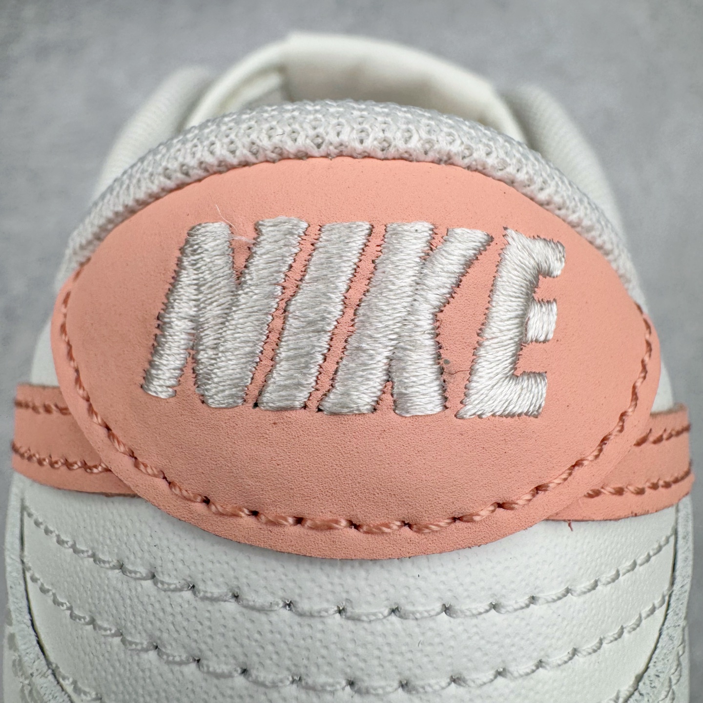 图片[17]-＃YC纯原 NK Dunk Low 桃之夭夭 WP0212-015 当夏风佛过针脚，Swoosh 便成了枝头颤巍巍的绯色。鞋舌似捧住月光，后跟烙下一颗未成熟的甜，奶白皮革呼吸着，似初融的奶油河，每一步都踩碎柔雾，溅起满踝桃夭。奶白绸缎裹住足尖云朵，步履过处，皆有花瓣坠地。定制系列天花板 无原鞋不开发 全系列得物原鞋一比一校对开发 配色持续更新中 终端对接 优势输出 全套原厂楦头原纸板数据档案倾力打造 原汁原味莞产 极致还原 圈内最强针车工艺 高端零售指定版 广东原厂配套原盒原标 鞋盒分三个尺码段 原厂冲刀 超高清洁度 全鞋零毛边皮料切割 采用原厂百宏鞋带以及原厂百宏织唛舌标 内标可供原厂几率过验 进口原装条纹中底布 四线拉帮白色点胶 原厂拉帮手法遵循公司 原厂电绣 极致还原 尺码：36 36.5 37.5 38 38.5 39 40 40.5 41 42 42.5 43 44 44.5 45 46-选品中心