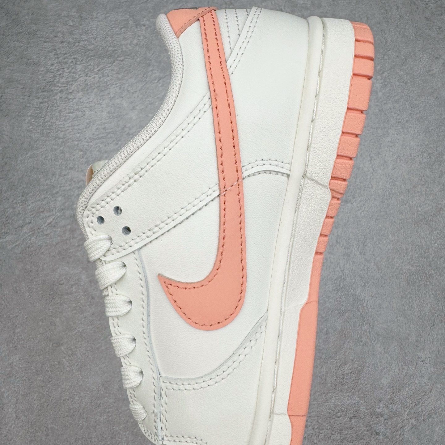 图片[7]-＃YC纯原 NK Dunk Low 桃之夭夭 WP0212-015 当夏风佛过针脚，Swoosh 便成了枝头颤巍巍的绯色。鞋舌似捧住月光，后跟烙下一颗未成熟的甜，奶白皮革呼吸着，似初融的奶油河，每一步都踩碎柔雾，溅起满踝桃夭。奶白绸缎裹住足尖云朵，步履过处，皆有花瓣坠地。定制系列天花板 无原鞋不开发 全系列得物原鞋一比一校对开发 配色持续更新中 终端对接 优势输出 全套原厂楦头原纸板数据档案倾力打造 原汁原味莞产 极致还原 圈内最强针车工艺 高端零售指定版 广东原厂配套原盒原标 鞋盒分三个尺码段 原厂冲刀 超高清洁度 全鞋零毛边皮料切割 采用原厂百宏鞋带以及原厂百宏织唛舌标 内标可供原厂几率过验 进口原装条纹中底布 四线拉帮白色点胶 原厂拉帮手法遵循公司 原厂电绣 极致还原 尺码：36 36.5 37.5 38 38.5 39 40 40.5 41 42 42.5 43 44 44.5 45 46-选品中心