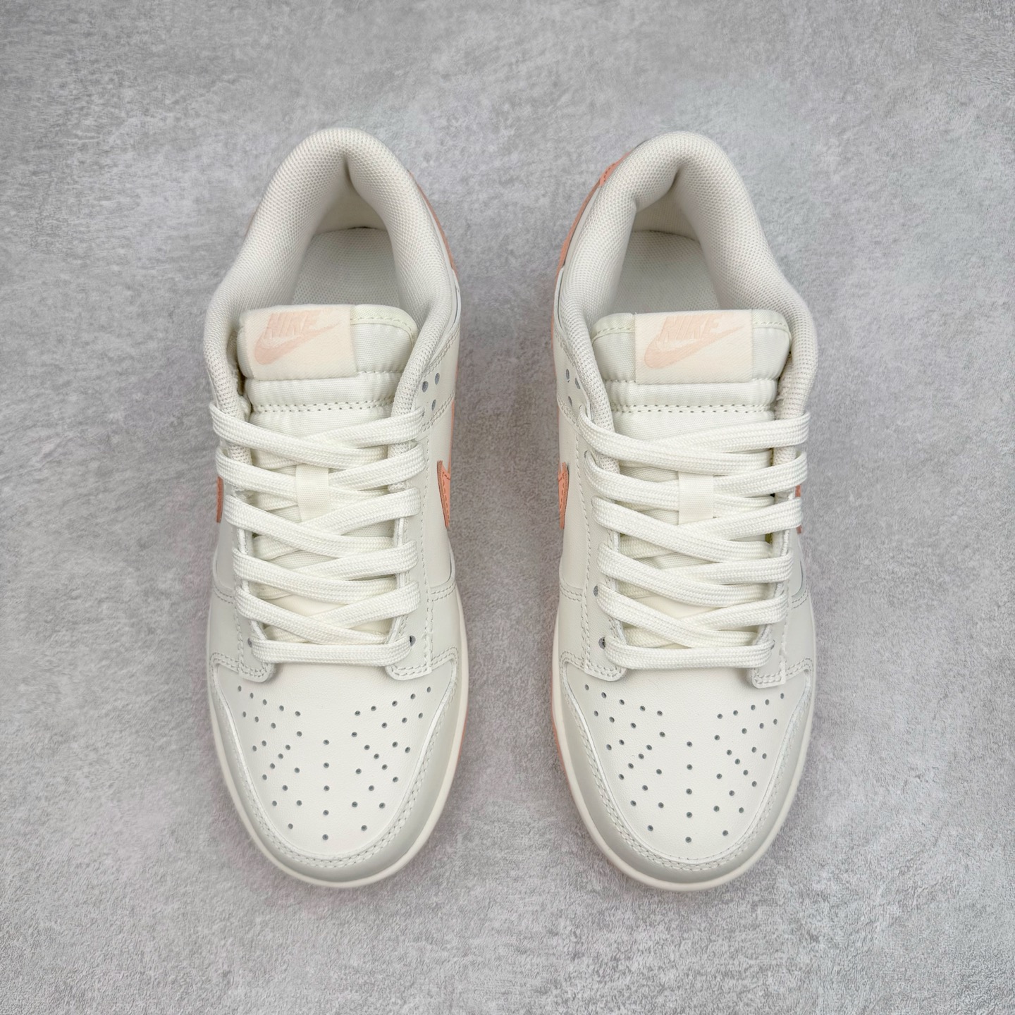 图片[2]-＃YC纯原 NK Dunk Low 桃之夭夭 WP0212-015 当夏风佛过针脚，Swoosh 便成了枝头颤巍巍的绯色。鞋舌似捧住月光，后跟烙下一颗未成熟的甜，奶白皮革呼吸着，似初融的奶油河，每一步都踩碎柔雾，溅起满踝桃夭。奶白绸缎裹住足尖云朵，步履过处，皆有花瓣坠地。定制系列天花板 无原鞋不开发 全系列得物原鞋一比一校对开发 配色持续更新中 终端对接 优势输出 全套原厂楦头原纸板数据档案倾力打造 原汁原味莞产 极致还原 圈内最强针车工艺 高端零售指定版 广东原厂配套原盒原标 鞋盒分三个尺码段 原厂冲刀 超高清洁度 全鞋零毛边皮料切割 采用原厂百宏鞋带以及原厂百宏织唛舌标 内标可供原厂几率过验 进口原装条纹中底布 四线拉帮白色点胶 原厂拉帮手法遵循公司 原厂电绣 极致还原 尺码：36 36.5 37.5 38 38.5 39 40 40.5 41 42 42.5 43 44 44.5 45 46-选品中心