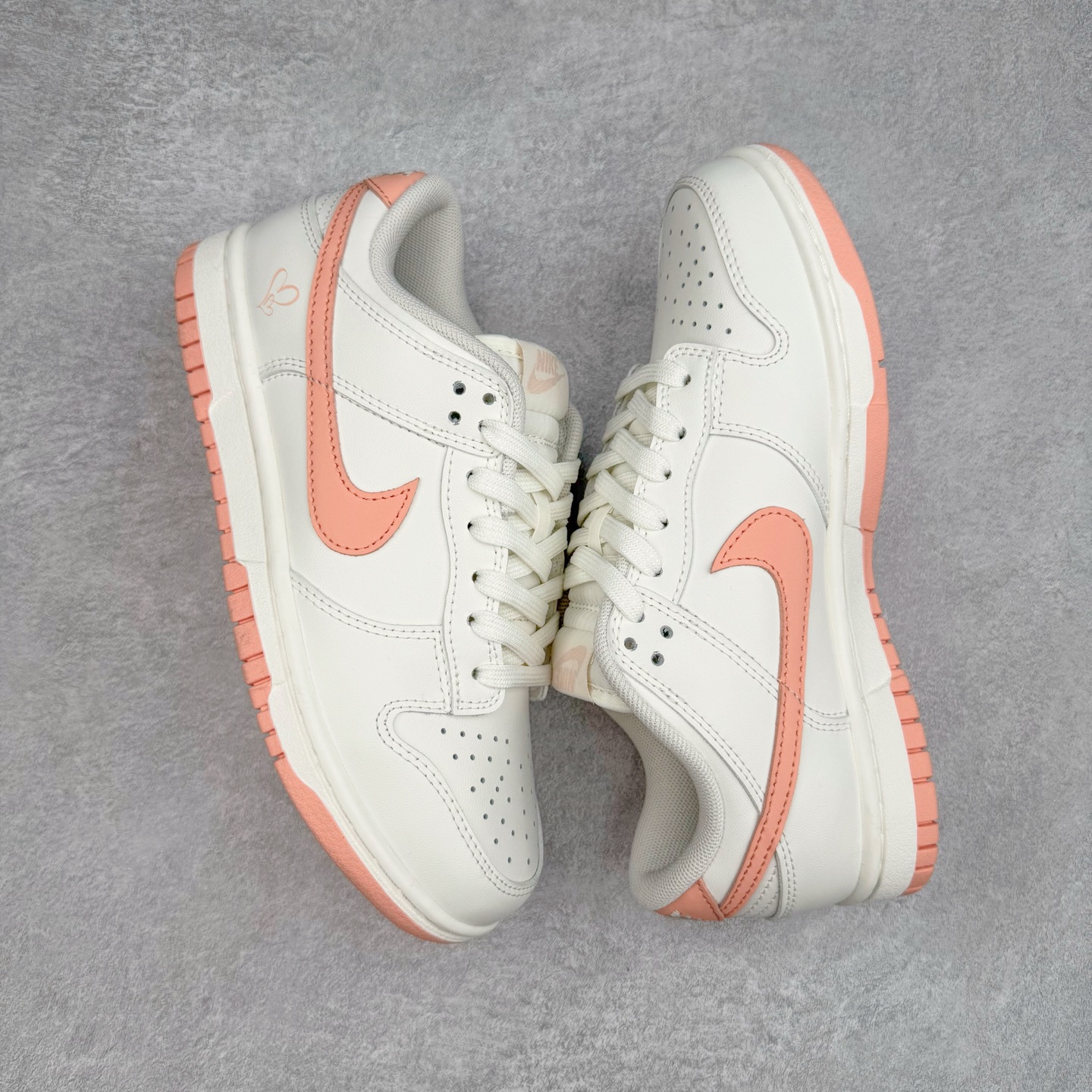 图片[3]-＃YC纯原 NK Dunk Low 桃之夭夭 WP0212-015 当夏风佛过针脚，Swoosh 便成了枝头颤巍巍的绯色。鞋舌似捧住月光，后跟烙下一颗未成熟的甜，奶白皮革呼吸着，似初融的奶油河，每一步都踩碎柔雾，溅起满踝桃夭。奶白绸缎裹住足尖云朵，步履过处，皆有花瓣坠地。定制系列天花板 无原鞋不开发 全系列得物原鞋一比一校对开发 配色持续更新中 终端对接 优势输出 全套原厂楦头原纸板数据档案倾力打造 原汁原味莞产 极致还原 圈内最强针车工艺 高端零售指定版 广东原厂配套原盒原标 鞋盒分三个尺码段 原厂冲刀 超高清洁度 全鞋零毛边皮料切割 采用原厂百宏鞋带以及原厂百宏织唛舌标 内标可供原厂几率过验 进口原装条纹中底布 四线拉帮白色点胶 原厂拉帮手法遵循公司 原厂电绣 极致还原 尺码：36 36.5 37.5 38 38.5 39 40 40.5 41 42 42.5 43 44 44.5 45 46-选品中心