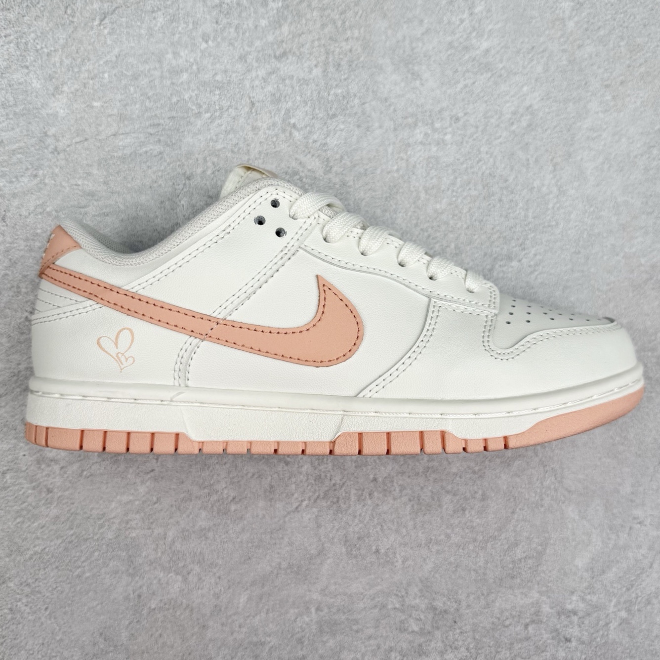 ＃YC纯原 NK Dunk Low 桃之夭夭 WP0212-015 当夏风佛过针脚，Swoosh 便成了枝头颤巍巍的绯色。鞋舌似捧住月光，后跟烙下一颗未成熟的甜，奶白皮革呼吸着，似初融的奶油河，每一步都踩碎柔雾，溅起满踝桃夭。奶白绸缎裹住足尖云朵，步履过处，皆有花瓣坠地。定制系列天花板 无原鞋不开发 全系列得物原鞋一比一校对开发 配色持续更新中 终端对接 优势输出 全套原厂楦头原纸板数据档案倾力打造 原汁原味莞产 极致还原 圈内最强针车工艺 高端零售指定版 广东原厂配套原盒原标 鞋盒分三个尺码段 原厂冲刀 超高清洁度 全鞋零毛边皮料切割 采用原厂百宏鞋带以及原厂百宏织唛舌标 内标可供原厂几率过验 进口原装条纹中底布 四线拉帮白色点胶 原厂拉帮手法遵循公司 原厂电绣 极致还原 尺码：36 36.5 37.5 38 38.5 39 40 40.5 41 42 42.5 43 44 44.5 45 46-选品中心