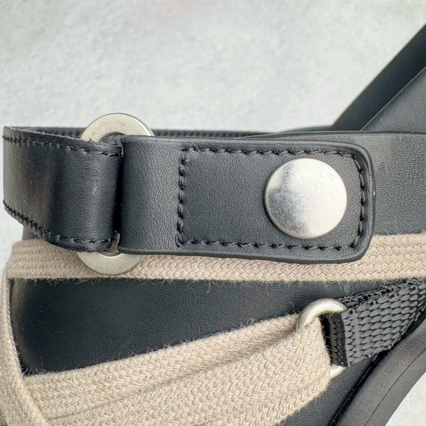 图片[12]-＃GD纯原 RICK OWENS/RO Megalace 瑞克欧文斯小牛皮 圆头套脚 休闲单鞋包头凉鞋 黑色 二级市场已经7K以上 平台客户随意卖四位数 RO广东原厂出品 纯原天花板 原版一比一复刻 冲正绝不翻车 还原度达到百分之98以上 原楦开发纸版版型 ZP拆解原版1：1复模裁片纸版 力求做到0错位 这样才能达到和zp一致的鞋型味道 采用进口cnc数控机床开发对版独家tpu奶香大底 区别于市场所有版本 zp同源全头层粒面小牛皮 达到和zp一致手感 原厂进口细纹布 万邦订购原厂高弹粉红色海绵 内里搭配软质细腻羊皮 TPU高密度大底 软硬度透光度高已经测试和原版一致 尺码：36 37 38 39 40 41 42 43 44 45 46-选品中心