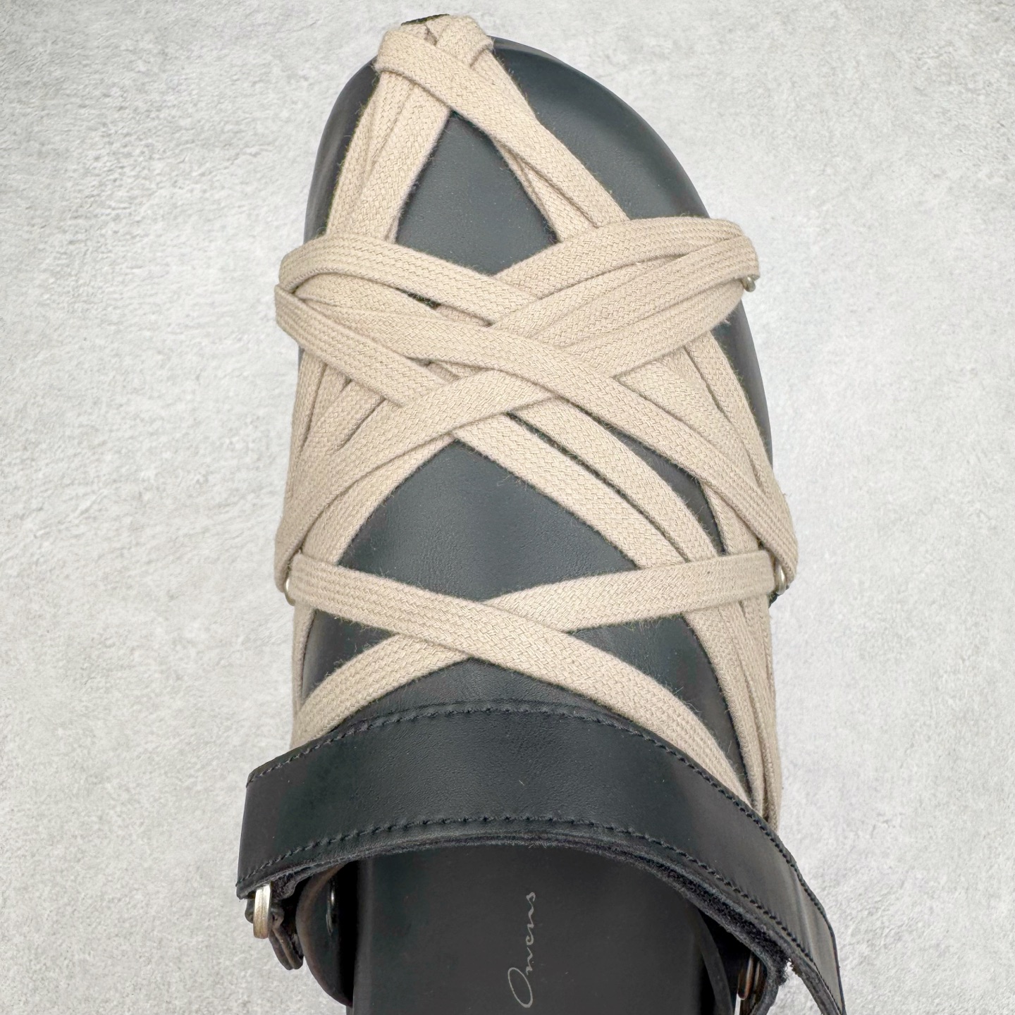 图片[4]-＃GD纯原 RICK OWENS/RO Megalace 瑞克欧文斯小牛皮 圆头套脚 休闲单鞋包头凉鞋 黑色 二级市场已经7K以上 平台客户随意卖四位数 RO广东原厂出品 纯原天花板 原版一比一复刻 冲正绝不翻车 还原度达到百分之98以上 原楦开发纸版版型 ZP拆解原版1：1复模裁片纸版 力求做到0错位 这样才能达到和zp一致的鞋型味道 采用进口cnc数控机床开发对版独家tpu奶香大底 区别于市场所有版本 zp同源全头层粒面小牛皮 达到和zp一致手感 原厂进口细纹布 万邦订购原厂高弹粉红色海绵 内里搭配软质细腻羊皮 TPU高密度大底 软硬度透光度高已经测试和原版一致 尺码：36 37 38 39 40 41 42 43 44 45 46-选品中心