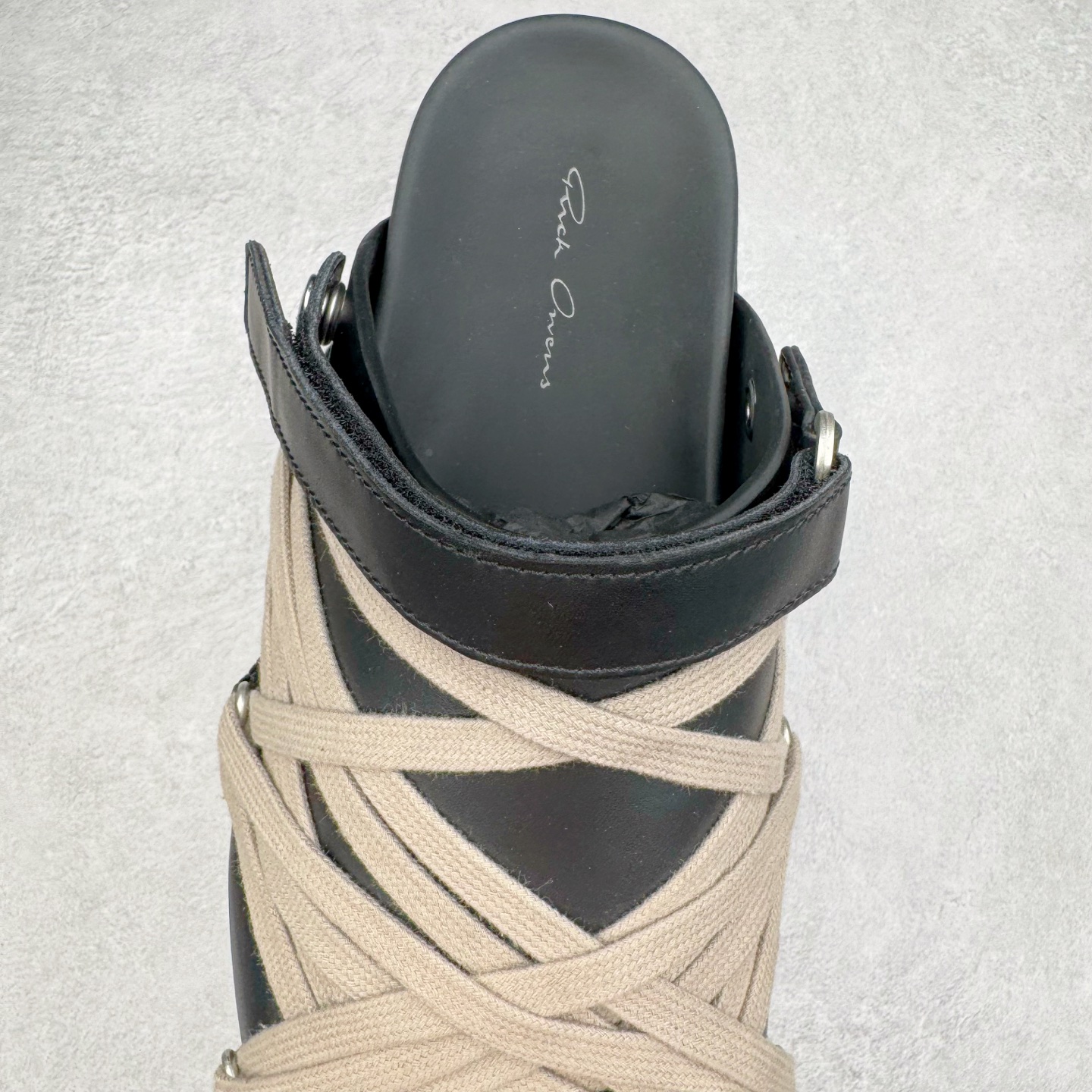 图片[5]-＃GD纯原 RICK OWENS/RO Megalace 瑞克欧文斯小牛皮 圆头套脚 休闲单鞋包头凉鞋 黑色 二级市场已经7K以上 平台客户随意卖四位数 RO广东原厂出品 纯原天花板 原版一比一复刻 冲正绝不翻车 还原度达到百分之98以上 原楦开发纸版版型 ZP拆解原版1：1复模裁片纸版 力求做到0错位 这样才能达到和zp一致的鞋型味道 采用进口cnc数控机床开发对版独家tpu奶香大底 区别于市场所有版本 zp同源全头层粒面小牛皮 达到和zp一致手感 原厂进口细纹布 万邦订购原厂高弹粉红色海绵 内里搭配软质细腻羊皮 TPU高密度大底 软硬度透光度高已经测试和原版一致 尺码：36 37 38 39 40 41 42 43 44 45 46-选品中心