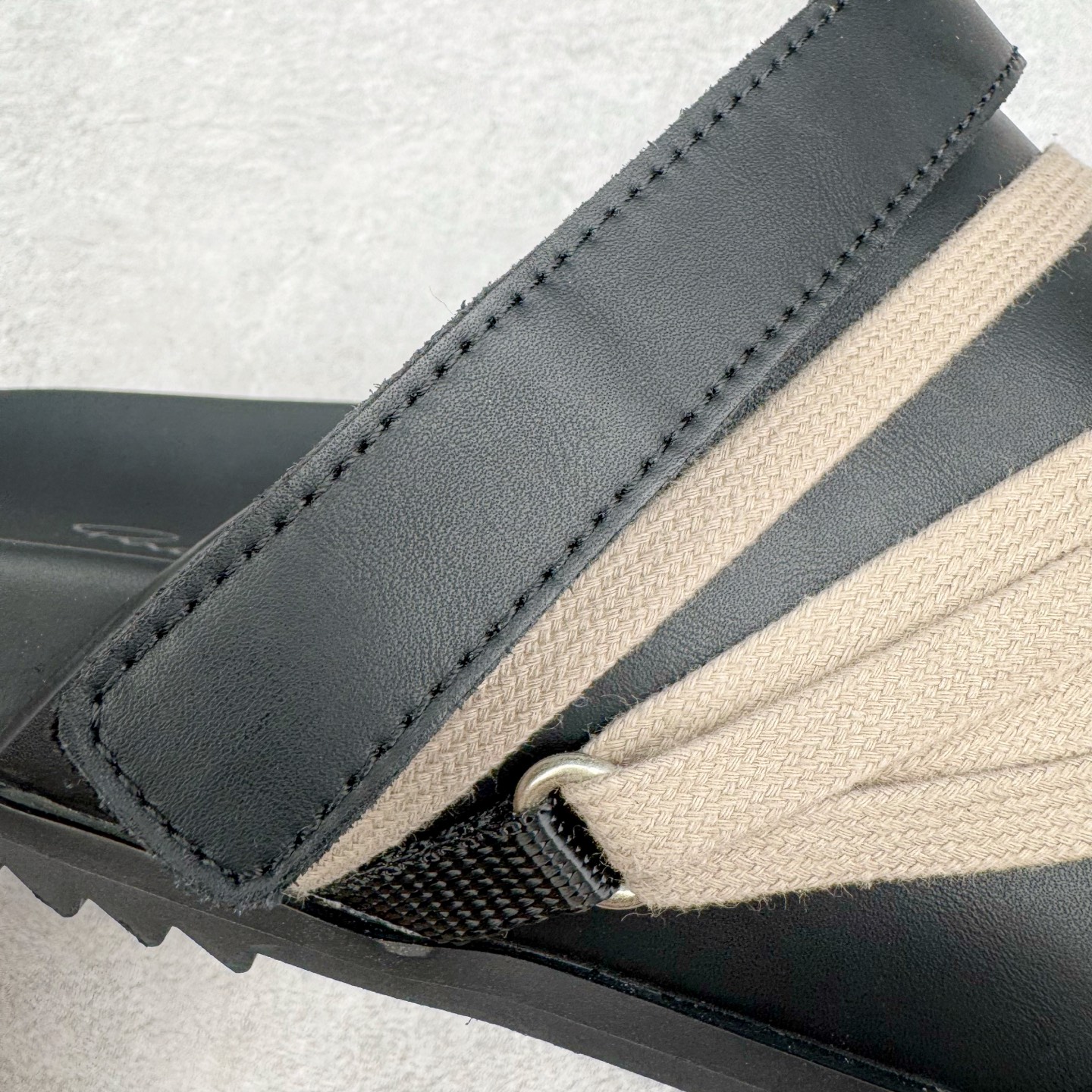 图片[10]-＃GD纯原 RICK OWENS/RO Megalace 瑞克欧文斯小牛皮 圆头套脚 休闲单鞋包头凉鞋 黑色 二级市场已经7K以上 平台客户随意卖四位数 RO广东原厂出品 纯原天花板 原版一比一复刻 冲正绝不翻车 还原度达到百分之98以上 原楦开发纸版版型 ZP拆解原版1：1复模裁片纸版 力求做到0错位 这样才能达到和zp一致的鞋型味道 采用进口cnc数控机床开发对版独家tpu奶香大底 区别于市场所有版本 zp同源全头层粒面小牛皮 达到和zp一致手感 原厂进口细纹布 万邦订购原厂高弹粉红色海绵 内里搭配软质细腻羊皮 TPU高密度大底 软硬度透光度高已经测试和原版一致 尺码：36 37 38 39 40 41 42 43 44 45 46-选品中心