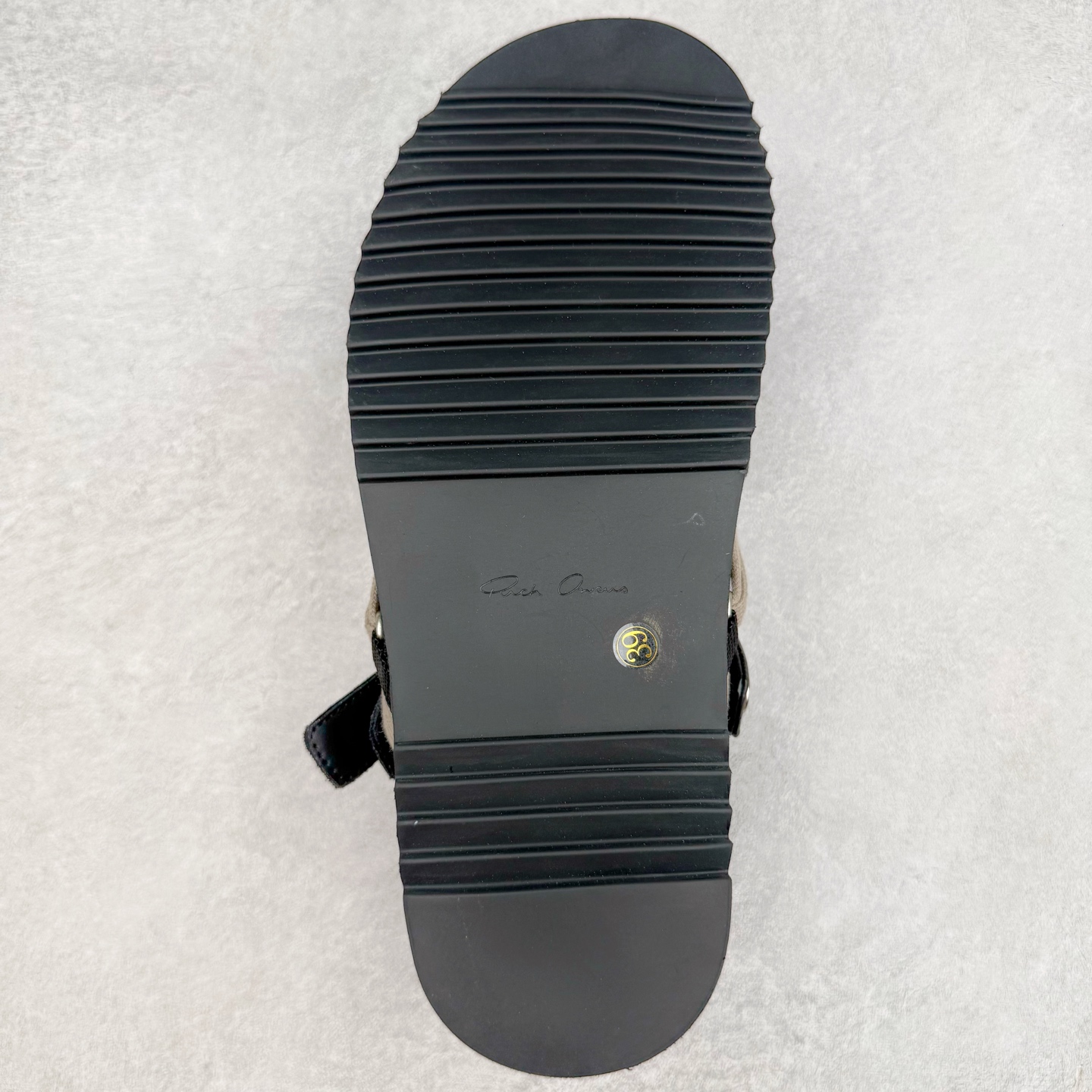 图片[9]-＃GD纯原 RICK OWENS/RO Megalace 瑞克欧文斯小牛皮 圆头套脚 休闲单鞋包头凉鞋 黑色 二级市场已经7K以上 平台客户随意卖四位数 RO广东原厂出品 纯原天花板 原版一比一复刻 冲正绝不翻车 还原度达到百分之98以上 原楦开发纸版版型 ZP拆解原版1：1复模裁片纸版 力求做到0错位 这样才能达到和zp一致的鞋型味道 采用进口cnc数控机床开发对版独家tpu奶香大底 区别于市场所有版本 zp同源全头层粒面小牛皮 达到和zp一致手感 原厂进口细纹布 万邦订购原厂高弹粉红色海绵 内里搭配软质细腻羊皮 TPU高密度大底 软硬度透光度高已经测试和原版一致 尺码：36 37 38 39 40 41 42 43 44 45 46-选品中心