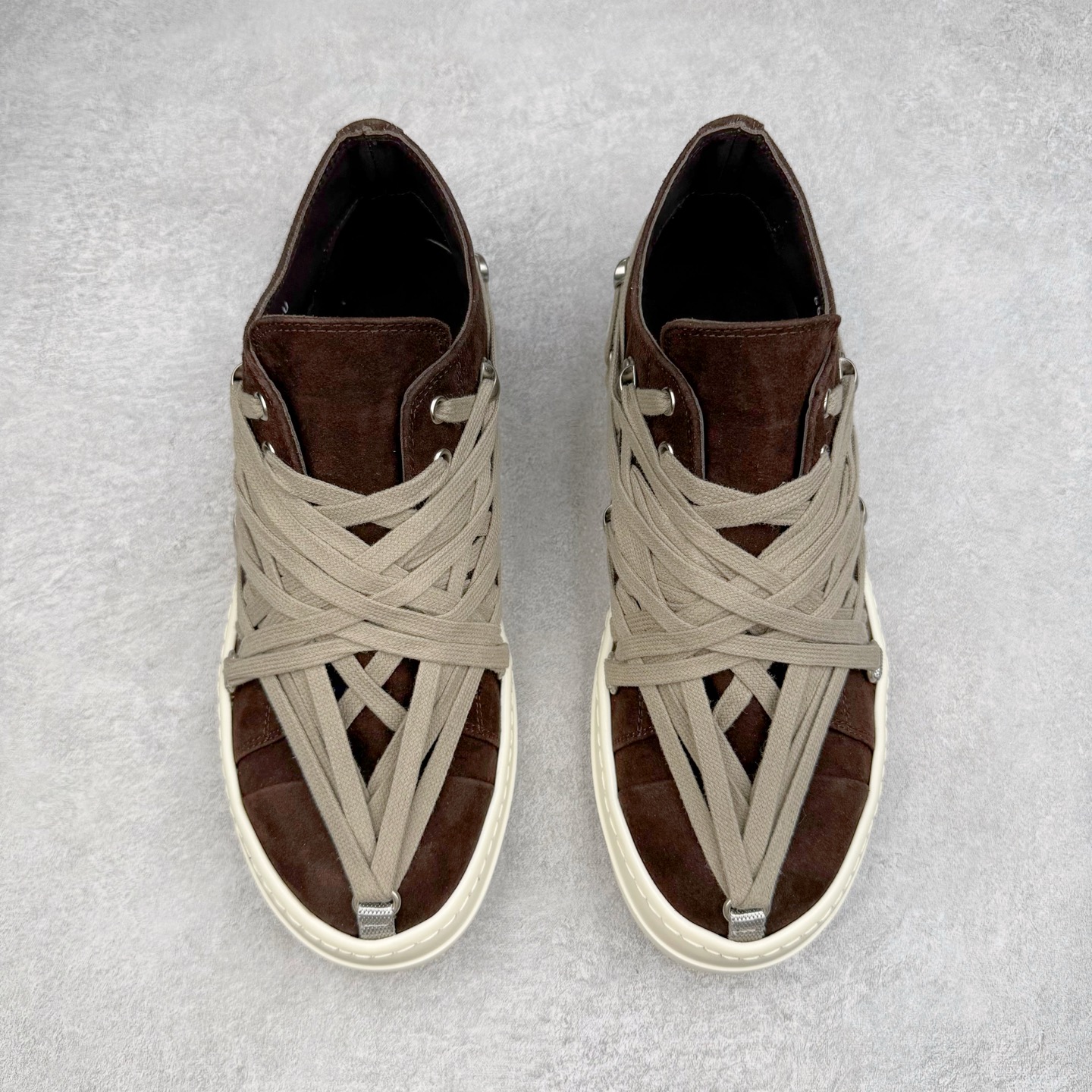 图片[2]-＃DG纯原 Rick Owens Edfu 瑞克·欧文斯低帮皮面时尚运动板鞋 黑棕疯狂绑带 二级市场已经7K以上 平台客户随意卖四位数 RO广东原厂出品 纯原天花板 原版一比一复刻 冲正绝不翻车 还原度达到百分之98以上 原楦开发纸版版型 ZP拆解原版1：1复模裁片纸版 力求做到0错位 这样才能达到和zp一致的鞋型味道 采用进口cnc数控机床开发对版独家tpu奶香大底 区别于市场所有版本 zp同源全头层粒面小牛皮 达到和zp一致手感 原厂进口细纹布 万邦订购原厂高弹粉红色海绵 内里搭配软质细腻羊皮 TPU高密度大底 软硬度透光度高已经测试和原版一致 尺码：36 37 38 39 40 41 42 43 44 45 46-选品中心