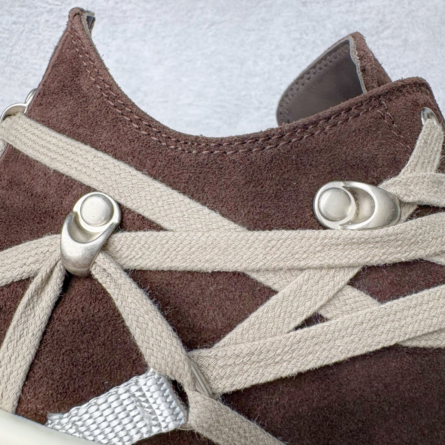 图片[13]-＃DG纯原 Rick Owens Edfu 瑞克·欧文斯低帮皮面时尚运动板鞋 黑棕疯狂绑带 二级市场已经7K以上 平台客户随意卖四位数 RO广东原厂出品 纯原天花板 原版一比一复刻 冲正绝不翻车 还原度达到百分之98以上 原楦开发纸版版型 ZP拆解原版1：1复模裁片纸版 力求做到0错位 这样才能达到和zp一致的鞋型味道 采用进口cnc数控机床开发对版独家tpu奶香大底 区别于市场所有版本 zp同源全头层粒面小牛皮 达到和zp一致手感 原厂进口细纹布 万邦订购原厂高弹粉红色海绵 内里搭配软质细腻羊皮 TPU高密度大底 软硬度透光度高已经测试和原版一致 尺码：36 37 38 39 40 41 42 43 44 45 46-选品中心