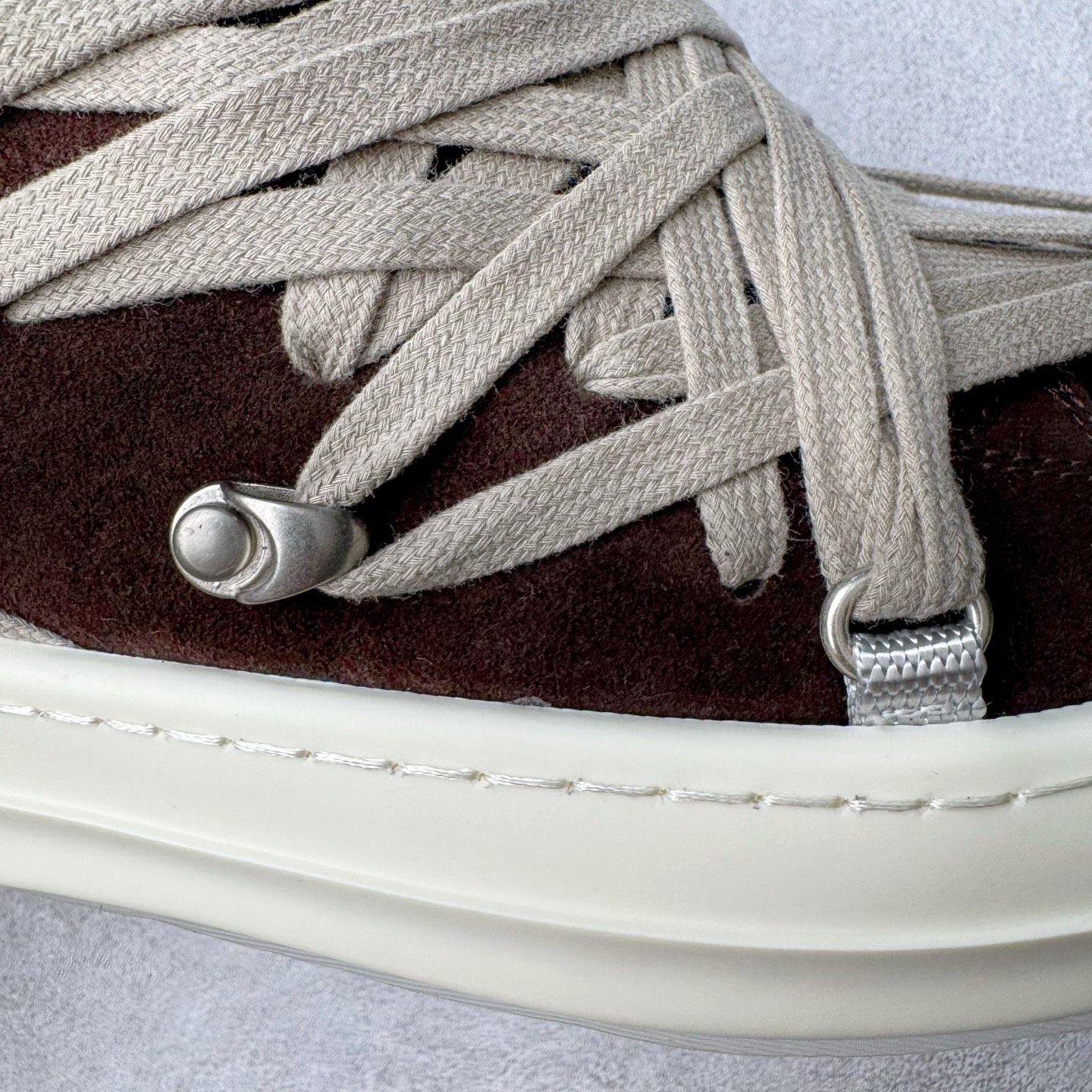 图片[14]-＃DG纯原 Rick Owens Edfu 瑞克·欧文斯低帮皮面时尚运动板鞋 黑棕疯狂绑带 二级市场已经7K以上 平台客户随意卖四位数 RO广东原厂出品 纯原天花板 原版一比一复刻 冲正绝不翻车 还原度达到百分之98以上 原楦开发纸版版型 ZP拆解原版1：1复模裁片纸版 力求做到0错位 这样才能达到和zp一致的鞋型味道 采用进口cnc数控机床开发对版独家tpu奶香大底 区别于市场所有版本 zp同源全头层粒面小牛皮 达到和zp一致手感 原厂进口细纹布 万邦订购原厂高弹粉红色海绵 内里搭配软质细腻羊皮 TPU高密度大底 软硬度透光度高已经测试和原版一致 尺码：36 37 38 39 40 41 42 43 44 45 46-选品中心