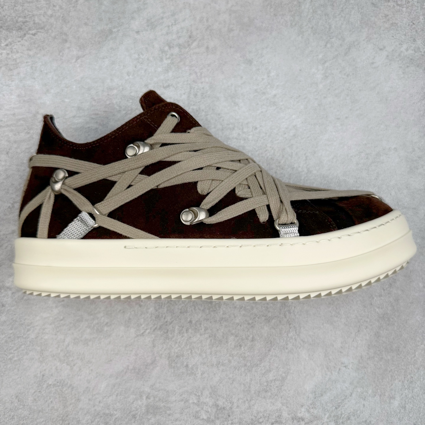 ＃DG纯原 Rick Owens Edfu 瑞克·欧文斯低帮皮面时尚运动板鞋 黑棕疯狂绑带 二级市场已经7K以上 平台客户随意卖四位数 RO广东原厂出品 纯原天花板 原版一比一复刻 冲正绝不翻车 还原度达到百分之98以上 原楦开发纸版版型 ZP拆解原版1：1复模裁片纸版 力求做到0错位 这样才能达到和zp一致的鞋型味道 采用进口cnc数控机床开发对版独家tpu奶香大底 区别于市场所有版本 zp同源全头层粒面小牛皮 达到和zp一致手感 原厂进口细纹布 万邦订购原厂高弹粉红色海绵 内里搭配软质细腻羊皮 TPU高密度大底 软硬度透光度高已经测试和原版一致 尺码：36 37 38 39 40 41 42 43 44 45 46-选品中心