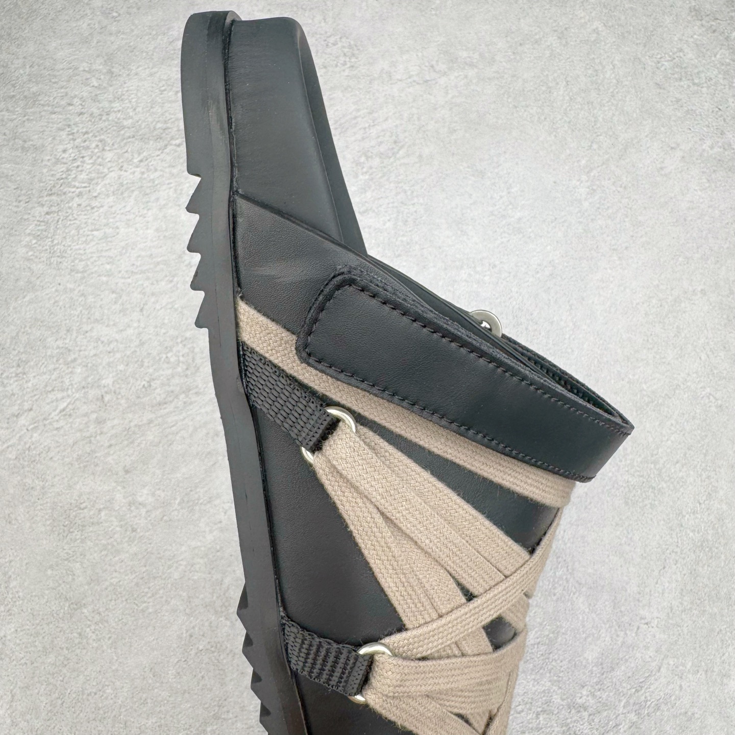 图片[6]-＃GD纯原 RICK OWENS/RO Megalace 瑞克欧文斯小牛皮 圆头套脚 休闲单鞋包头凉鞋 黑色 二级市场已经7K以上 平台客户随意卖四位数 RO广东原厂出品 纯原天花板 原版一比一复刻 冲正绝不翻车 还原度达到百分之98以上 原楦开发纸版版型 ZP拆解原版1：1复模裁片纸版 力求做到0错位 这样才能达到和zp一致的鞋型味道 采用进口cnc数控机床开发对版独家tpu奶香大底 区别于市场所有版本 zp同源全头层粒面小牛皮 达到和zp一致手感 原厂进口细纹布 万邦订购原厂高弹粉红色海绵 内里搭配软质细腻羊皮 TPU高密度大底 软硬度透光度高已经测试和原版一致 尺码：36 37 38 39 40 41 42 43 44 45 46-选品中心