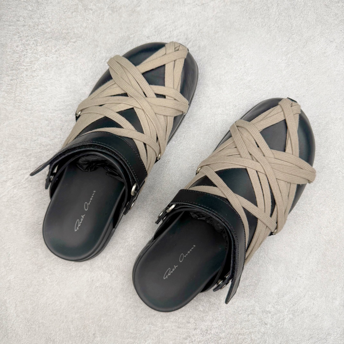 图片[3]-＃GD纯原 RICK OWENS/RO Megalace 瑞克欧文斯小牛皮 圆头套脚 休闲单鞋包头凉鞋 黑色 二级市场已经7K以上 平台客户随意卖四位数 RO广东原厂出品 纯原天花板 原版一比一复刻 冲正绝不翻车 还原度达到百分之98以上 原楦开发纸版版型 ZP拆解原版1：1复模裁片纸版 力求做到0错位 这样才能达到和zp一致的鞋型味道 采用进口cnc数控机床开发对版独家tpu奶香大底 区别于市场所有版本 zp同源全头层粒面小牛皮 达到和zp一致手感 原厂进口细纹布 万邦订购原厂高弹粉红色海绵 内里搭配软质细腻羊皮 TPU高密度大底 软硬度透光度高已经测试和原版一致 尺码：36 37 38 39 40 41 42 43 44 45 46-选品中心