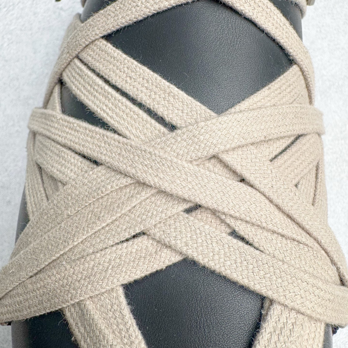 图片[13]-＃GD纯原 RICK OWENS/RO Megalace 瑞克欧文斯小牛皮 圆头套脚 休闲单鞋包头凉鞋 黑色 二级市场已经7K以上 平台客户随意卖四位数 RO广东原厂出品 纯原天花板 原版一比一复刻 冲正绝不翻车 还原度达到百分之98以上 原楦开发纸版版型 ZP拆解原版1：1复模裁片纸版 力求做到0错位 这样才能达到和zp一致的鞋型味道 采用进口cnc数控机床开发对版独家tpu奶香大底 区别于市场所有版本 zp同源全头层粒面小牛皮 达到和zp一致手感 原厂进口细纹布 万邦订购原厂高弹粉红色海绵 内里搭配软质细腻羊皮 TPU高密度大底 软硬度透光度高已经测试和原版一致 尺码：36 37 38 39 40 41 42 43 44 45 46-选品中心