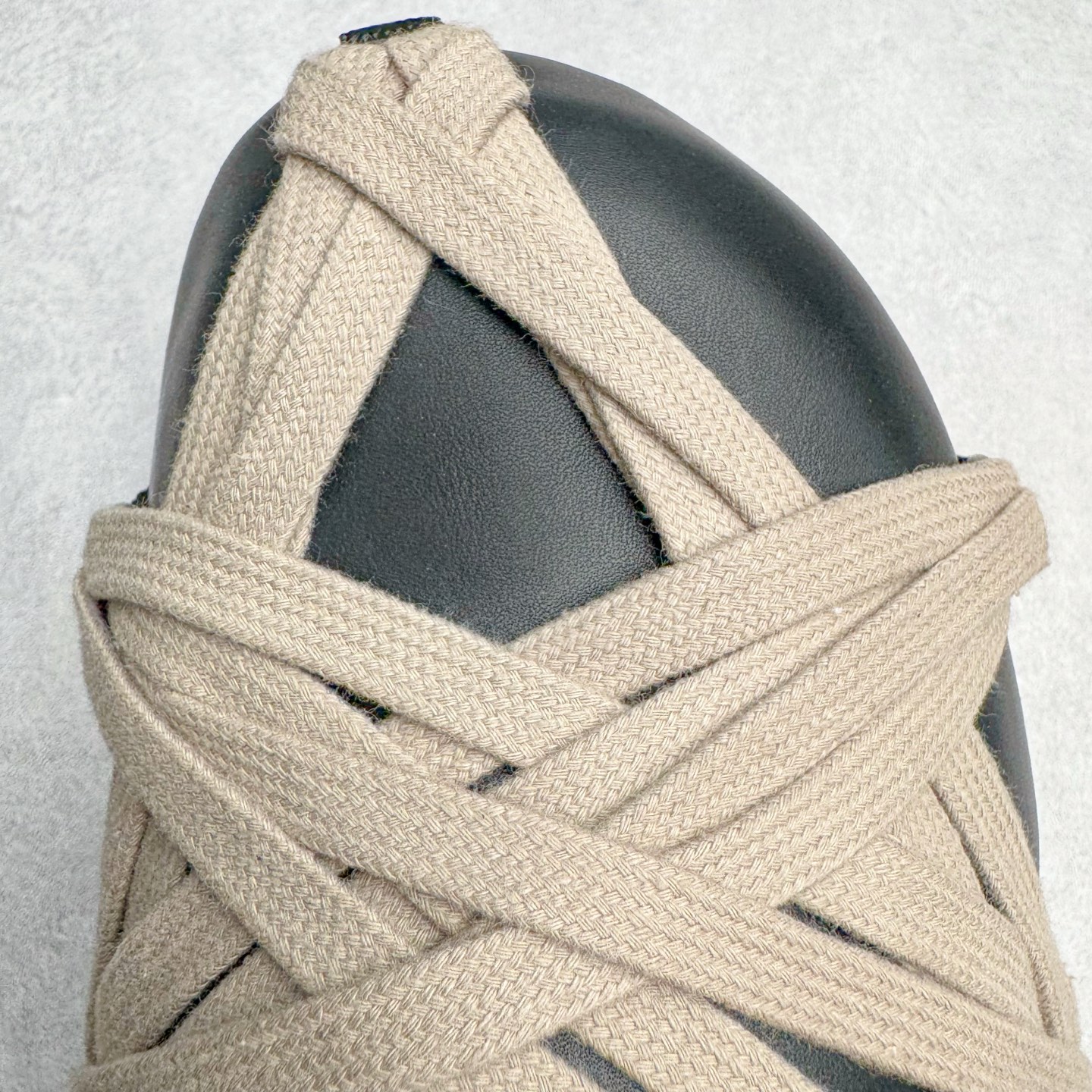 图片[14]-＃GD纯原 RICK OWENS/RO Megalace 瑞克欧文斯小牛皮 圆头套脚 休闲单鞋包头凉鞋 黑色 二级市场已经7K以上 平台客户随意卖四位数 RO广东原厂出品 纯原天花板 原版一比一复刻 冲正绝不翻车 还原度达到百分之98以上 原楦开发纸版版型 ZP拆解原版1：1复模裁片纸版 力求做到0错位 这样才能达到和zp一致的鞋型味道 采用进口cnc数控机床开发对版独家tpu奶香大底 区别于市场所有版本 zp同源全头层粒面小牛皮 达到和zp一致手感 原厂进口细纹布 万邦订购原厂高弹粉红色海绵 内里搭配软质细腻羊皮 TPU高密度大底 软硬度透光度高已经测试和原版一致 尺码：36 37 38 39 40 41 42 43 44 45 46-选品中心