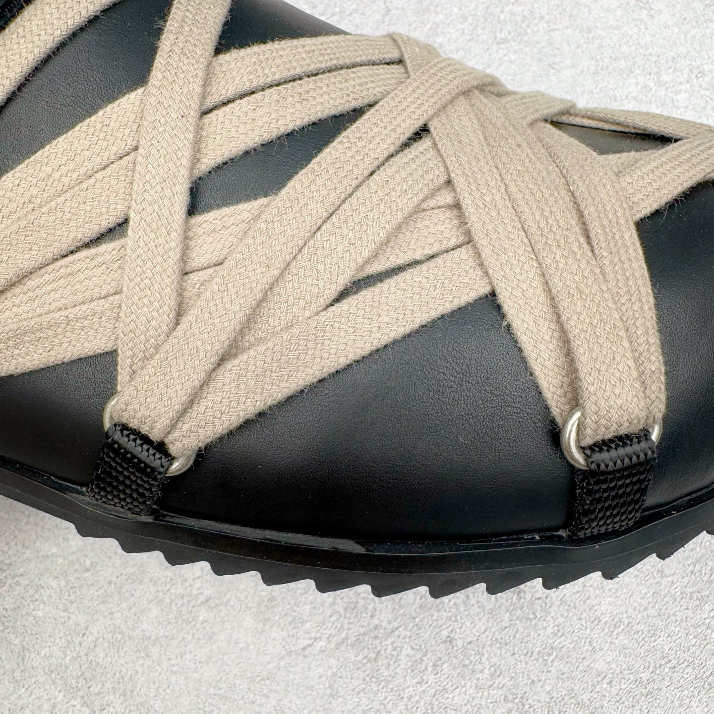 图片[15]-＃GD纯原 RICK OWENS/RO Megalace 瑞克欧文斯小牛皮 圆头套脚 休闲单鞋包头凉鞋 黑色 二级市场已经7K以上 平台客户随意卖四位数 RO广东原厂出品 纯原天花板 原版一比一复刻 冲正绝不翻车 还原度达到百分之98以上 原楦开发纸版版型 ZP拆解原版1：1复模裁片纸版 力求做到0错位 这样才能达到和zp一致的鞋型味道 采用进口cnc数控机床开发对版独家tpu奶香大底 区别于市场所有版本 zp同源全头层粒面小牛皮 达到和zp一致手感 原厂进口细纹布 万邦订购原厂高弹粉红色海绵 内里搭配软质细腻羊皮 TPU高密度大底 软硬度透光度高已经测试和原版一致 尺码：36 37 38 39 40 41 42 43 44 45 46-选品中心