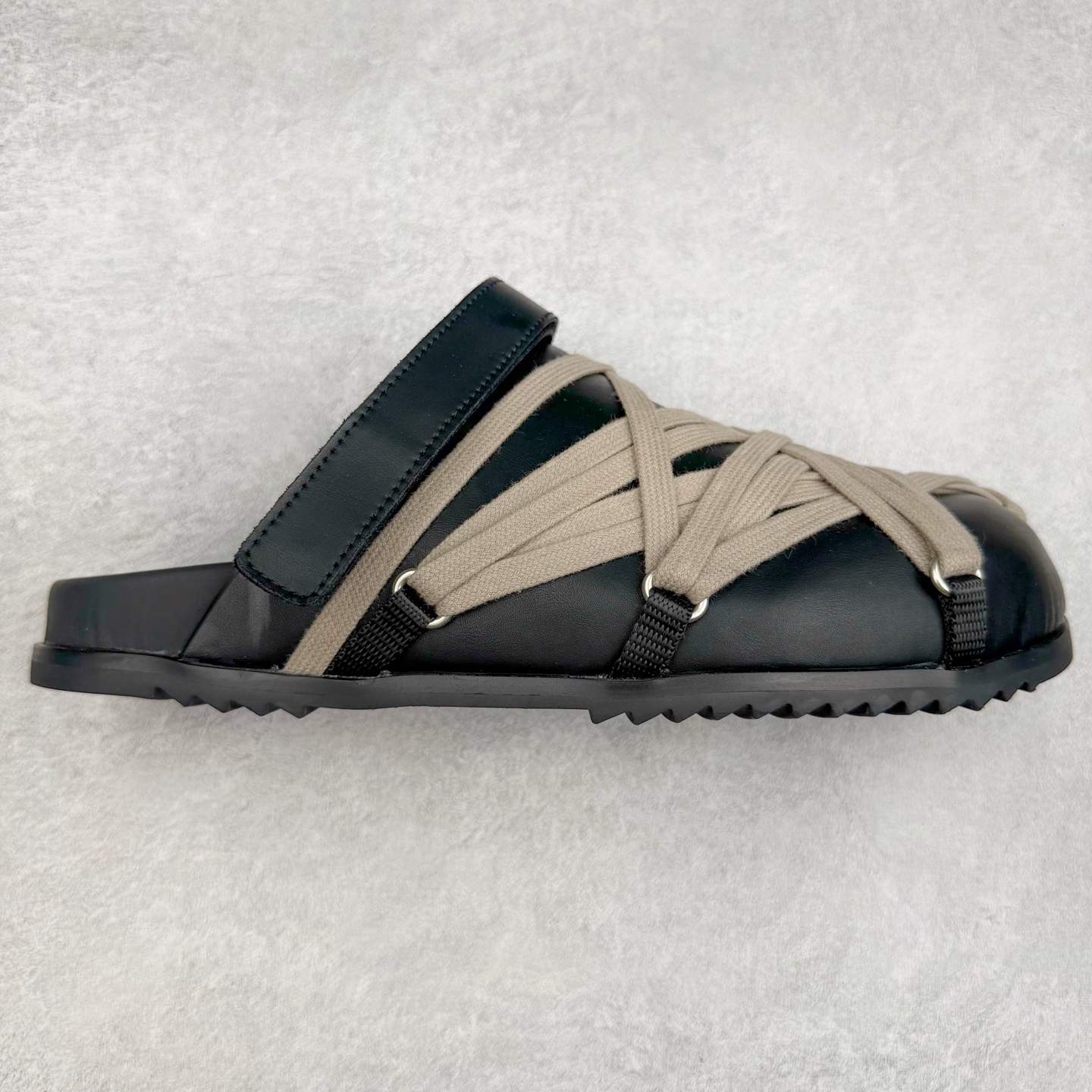 ＃GD纯原 RICK OWENS/RO Megalace 瑞克欧文斯小牛皮 圆头套脚 休闲单鞋包头凉鞋 黑色 二级市场已经7K以上 平台客户随意卖四位数 RO广东原厂出品 纯原天花板 原版一比一复刻 冲正绝不翻车 还原度达到百分之98以上 原楦开发纸版版型 ZP拆解原版1：1复模裁片纸版 力求做到0错位 这样才能达到和zp一致的鞋型味道 采用进口cnc数控机床开发对版独家tpu奶香大底 区别于市场所有版本 zp同源全头层粒面小牛皮 达到和zp一致手感 原厂进口细纹布 万邦订购原厂高弹粉红色海绵 内里搭配软质细腻羊皮 TPU高密度大底 软硬度透光度高已经测试和原版一致 尺码：36 37 38 39 40 41 42 43 44 45 46-选品中心