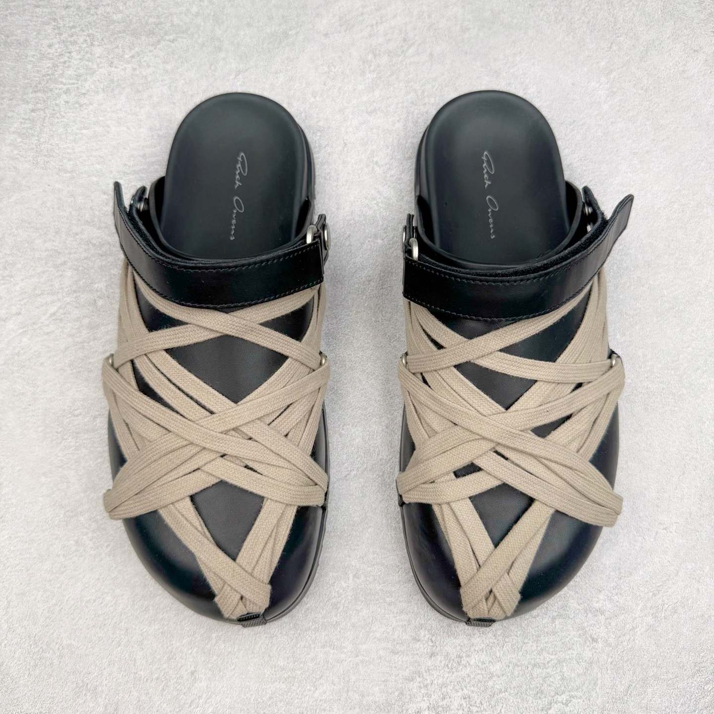 图片[2]-＃GD纯原 RICK OWENS/RO Megalace 瑞克欧文斯小牛皮 圆头套脚 休闲单鞋包头凉鞋 黑色 二级市场已经7K以上 平台客户随意卖四位数 RO广东原厂出品 纯原天花板 原版一比一复刻 冲正绝不翻车 还原度达到百分之98以上 原楦开发纸版版型 ZP拆解原版1：1复模裁片纸版 力求做到0错位 这样才能达到和zp一致的鞋型味道 采用进口cnc数控机床开发对版独家tpu奶香大底 区别于市场所有版本 zp同源全头层粒面小牛皮 达到和zp一致手感 原厂进口细纹布 万邦订购原厂高弹粉红色海绵 内里搭配软质细腻羊皮 TPU高密度大底 软硬度透光度高已经测试和原版一致 尺码：36 37 38 39 40 41 42 43 44 45 46-选品中心