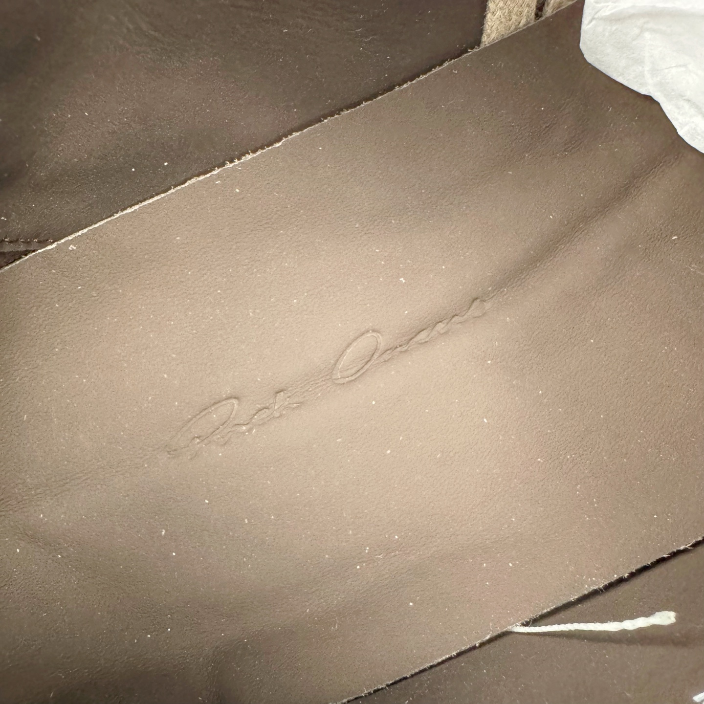 图片[20]-＃DG纯原 Rick Owens Edfu 瑞克·欧文斯低帮皮面时尚运动板鞋 黑棕疯狂绑带 二级市场已经7K以上 平台客户随意卖四位数 RO广东原厂出品 纯原天花板 原版一比一复刻 冲正绝不翻车 还原度达到百分之98以上 原楦开发纸版版型 ZP拆解原版1：1复模裁片纸版 力求做到0错位 这样才能达到和zp一致的鞋型味道 采用进口cnc数控机床开发对版独家tpu奶香大底 区别于市场所有版本 zp同源全头层粒面小牛皮 达到和zp一致手感 原厂进口细纹布 万邦订购原厂高弹粉红色海绵 内里搭配软质细腻羊皮 TPU高密度大底 软硬度透光度高已经测试和原版一致 尺码：36 37 38 39 40 41 42 43 44 45 46-选品中心