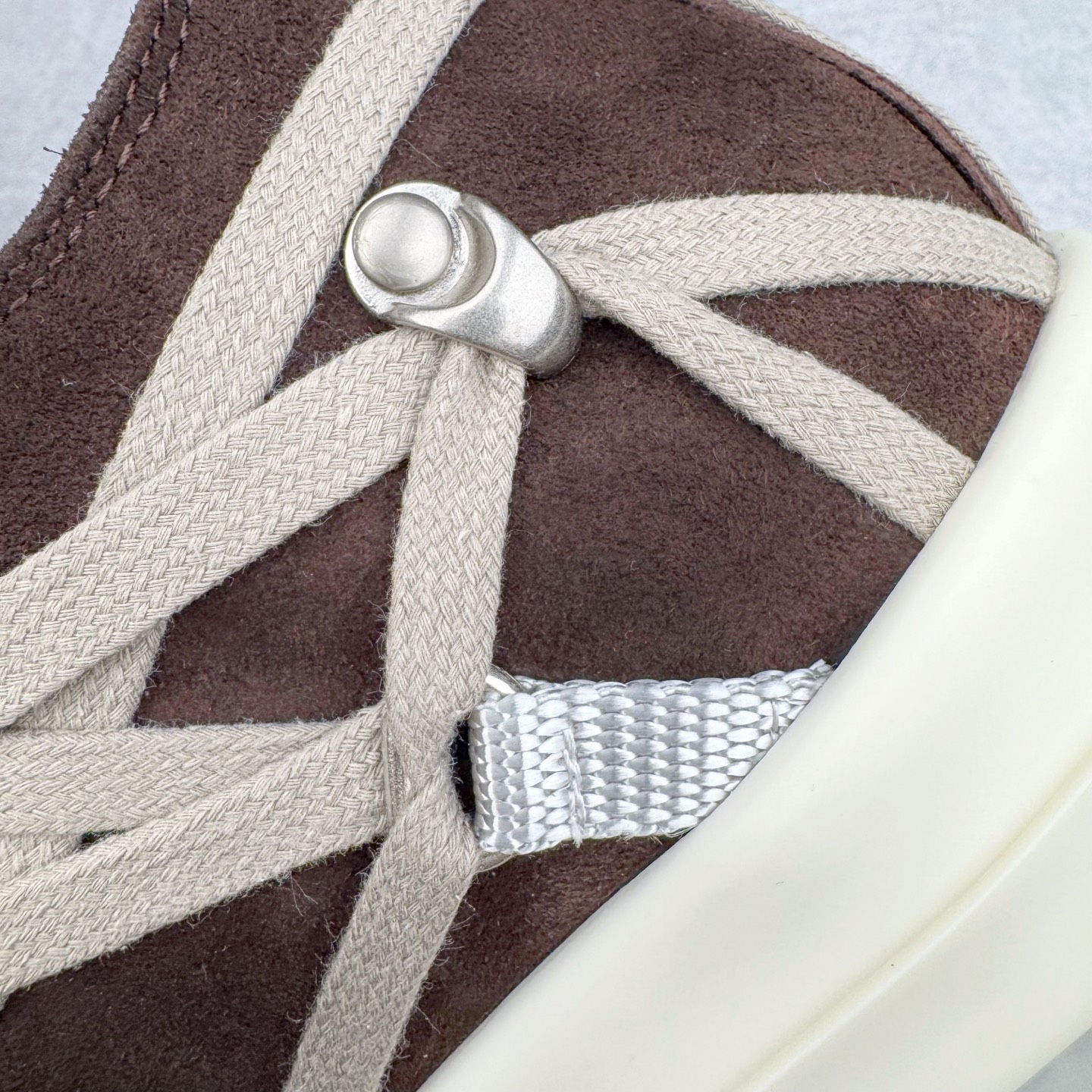 图片[18]-＃DG纯原 Rick Owens Edfu 瑞克·欧文斯低帮皮面时尚运动板鞋 黑棕疯狂绑带 二级市场已经7K以上 平台客户随意卖四位数 RO广东原厂出品 纯原天花板 原版一比一复刻 冲正绝不翻车 还原度达到百分之98以上 原楦开发纸版版型 ZP拆解原版1：1复模裁片纸版 力求做到0错位 这样才能达到和zp一致的鞋型味道 采用进口cnc数控机床开发对版独家tpu奶香大底 区别于市场所有版本 zp同源全头层粒面小牛皮 达到和zp一致手感 原厂进口细纹布 万邦订购原厂高弹粉红色海绵 内里搭配软质细腻羊皮 TPU高密度大底 软硬度透光度高已经测试和原版一致 尺码：36 37 38 39 40 41 42 43 44 45 46-选品中心