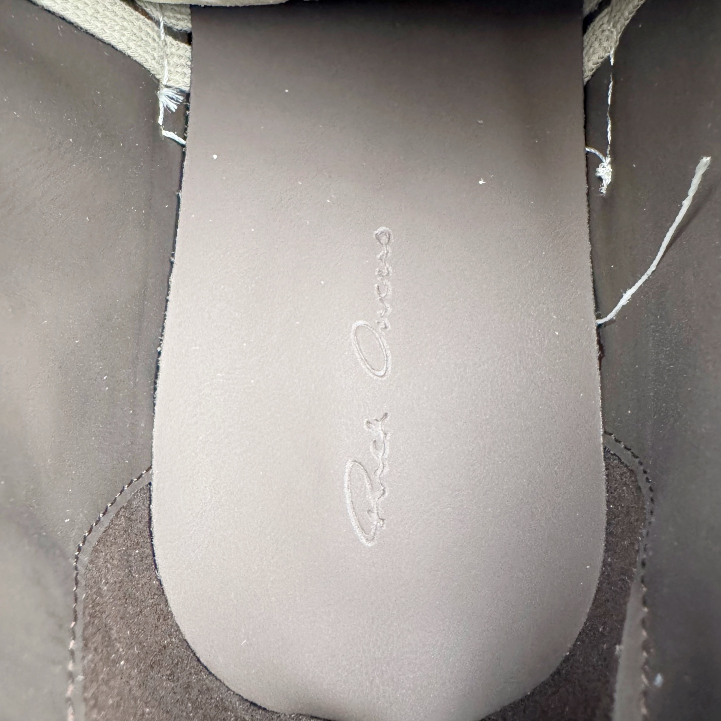 图片[21]-＃DG纯原 Rick Owens Edfu 瑞克·欧文斯低帮皮面时尚运动板鞋 黑棕疯狂绑带 二级市场已经7K以上 平台客户随意卖四位数 RO广东原厂出品 纯原天花板 原版一比一复刻 冲正绝不翻车 还原度达到百分之98以上 原楦开发纸版版型 ZP拆解原版1：1复模裁片纸版 力求做到0错位 这样才能达到和zp一致的鞋型味道 采用进口cnc数控机床开发对版独家tpu奶香大底 区别于市场所有版本 zp同源全头层粒面小牛皮 达到和zp一致手感 原厂进口细纹布 万邦订购原厂高弹粉红色海绵 内里搭配软质细腻羊皮 TPU高密度大底 软硬度透光度高已经测试和原版一致 尺码：36 37 38 39 40 41 42 43 44 45 46-选品中心