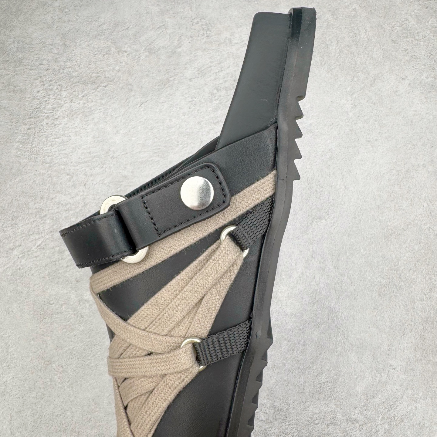 图片[7]-＃GD纯原 RICK OWENS/RO Megalace 瑞克欧文斯小牛皮 圆头套脚 休闲单鞋包头凉鞋 黑色 二级市场已经7K以上 平台客户随意卖四位数 RO广东原厂出品 纯原天花板 原版一比一复刻 冲正绝不翻车 还原度达到百分之98以上 原楦开发纸版版型 ZP拆解原版1：1复模裁片纸版 力求做到0错位 这样才能达到和zp一致的鞋型味道 采用进口cnc数控机床开发对版独家tpu奶香大底 区别于市场所有版本 zp同源全头层粒面小牛皮 达到和zp一致手感 原厂进口细纹布 万邦订购原厂高弹粉红色海绵 内里搭配软质细腻羊皮 TPU高密度大底 软硬度透光度高已经测试和原版一致 尺码：36 37 38 39 40 41 42 43 44 45 46-选品中心