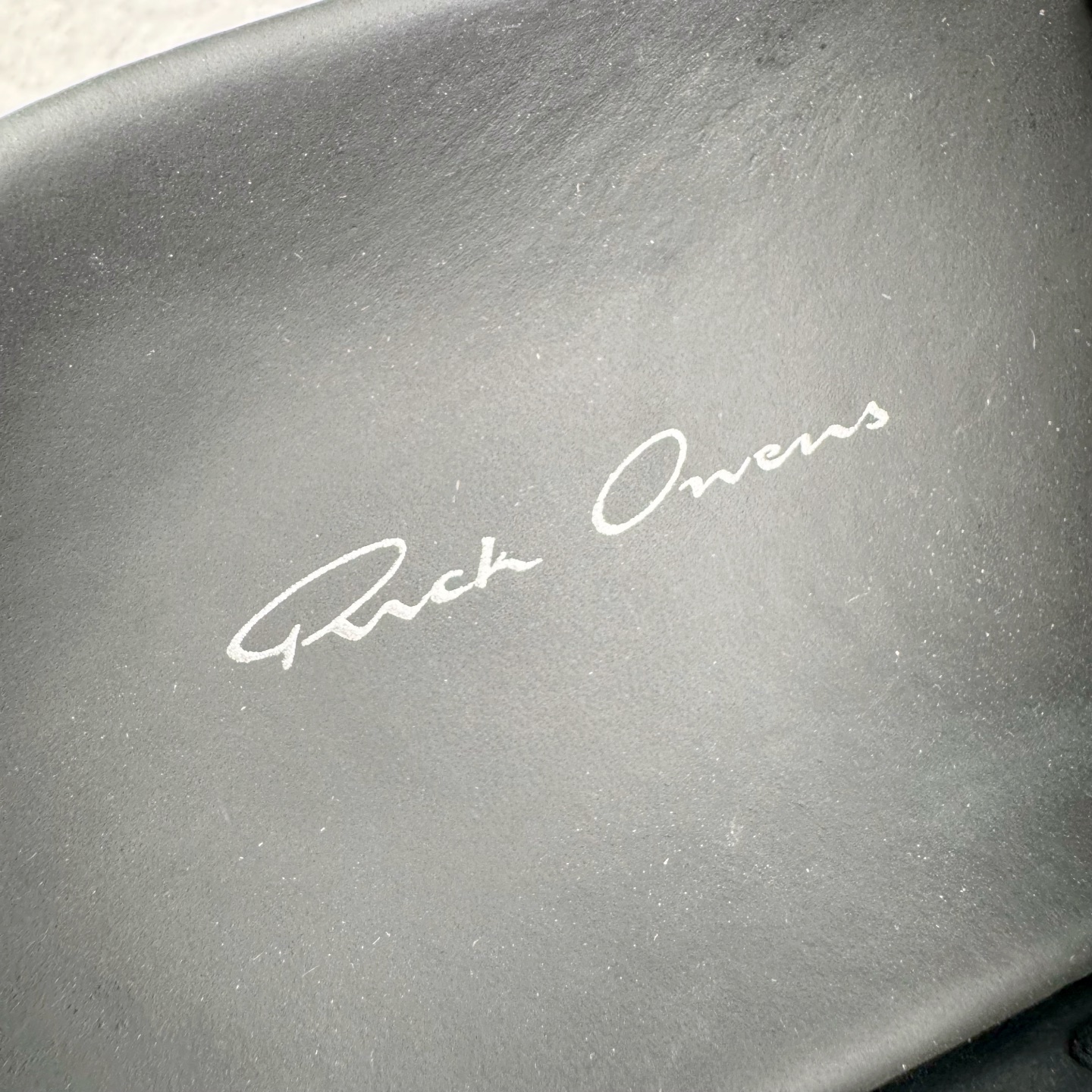 图片[11]-＃GD纯原 RICK OWENS/RO Megalace 瑞克欧文斯小牛皮 圆头套脚 休闲单鞋包头凉鞋 黑色 二级市场已经7K以上 平台客户随意卖四位数 RO广东原厂出品 纯原天花板 原版一比一复刻 冲正绝不翻车 还原度达到百分之98以上 原楦开发纸版版型 ZP拆解原版1：1复模裁片纸版 力求做到0错位 这样才能达到和zp一致的鞋型味道 采用进口cnc数控机床开发对版独家tpu奶香大底 区别于市场所有版本 zp同源全头层粒面小牛皮 达到和zp一致手感 原厂进口细纹布 万邦订购原厂高弹粉红色海绵 内里搭配软质细腻羊皮 TPU高密度大底 软硬度透光度高已经测试和原版一致 尺码：36 37 38 39 40 41 42 43 44 45 46-选品中心