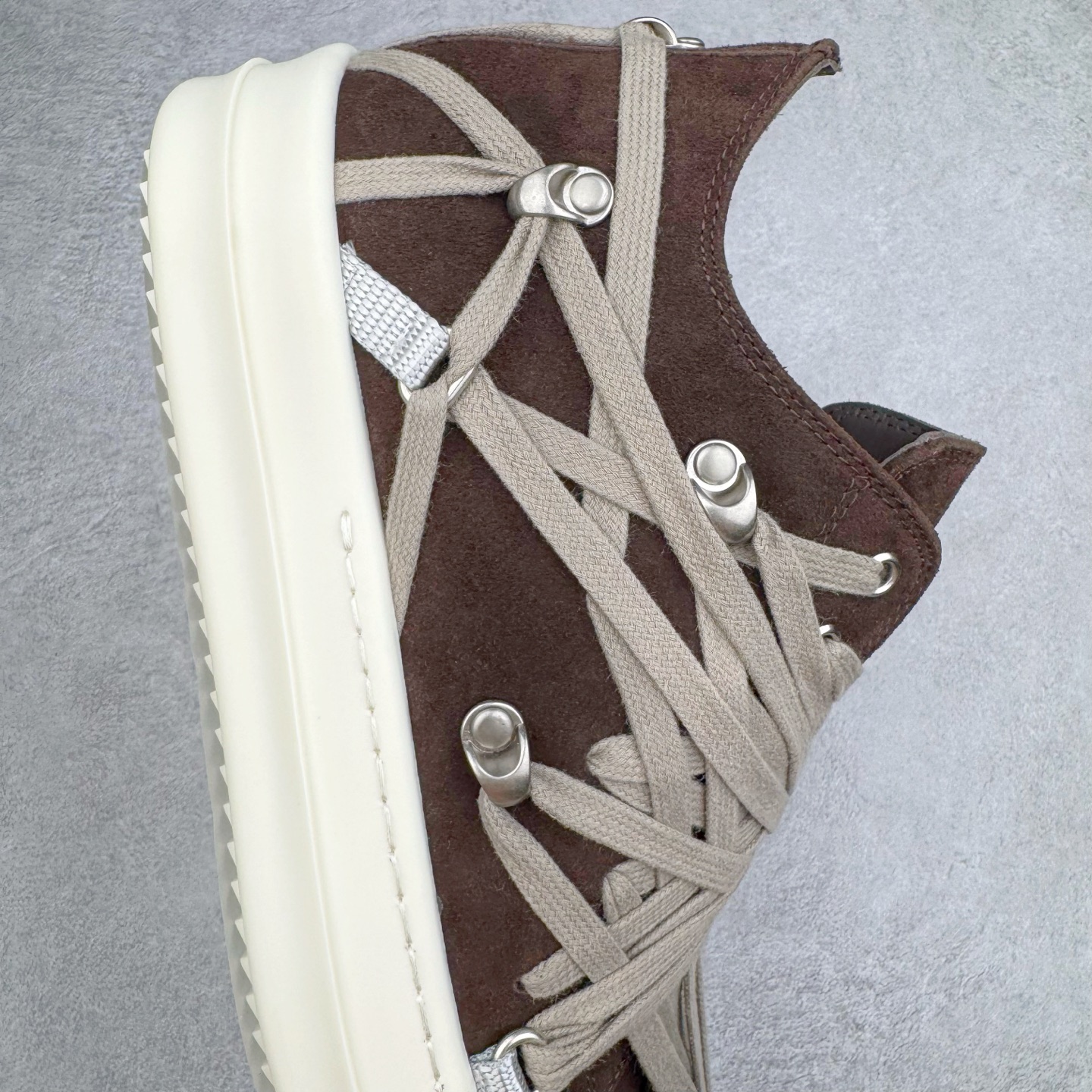 图片[6]-＃DG纯原 Rick Owens Edfu 瑞克·欧文斯低帮皮面时尚运动板鞋 黑棕疯狂绑带 二级市场已经7K以上 平台客户随意卖四位数 RO广东原厂出品 纯原天花板 原版一比一复刻 冲正绝不翻车 还原度达到百分之98以上 原楦开发纸版版型 ZP拆解原版1：1复模裁片纸版 力求做到0错位 这样才能达到和zp一致的鞋型味道 采用进口cnc数控机床开发对版独家tpu奶香大底 区别于市场所有版本 zp同源全头层粒面小牛皮 达到和zp一致手感 原厂进口细纹布 万邦订购原厂高弹粉红色海绵 内里搭配软质细腻羊皮 TPU高密度大底 软硬度透光度高已经测试和原版一致 尺码：36 37 38 39 40 41 42 43 44 45 46-选品中心