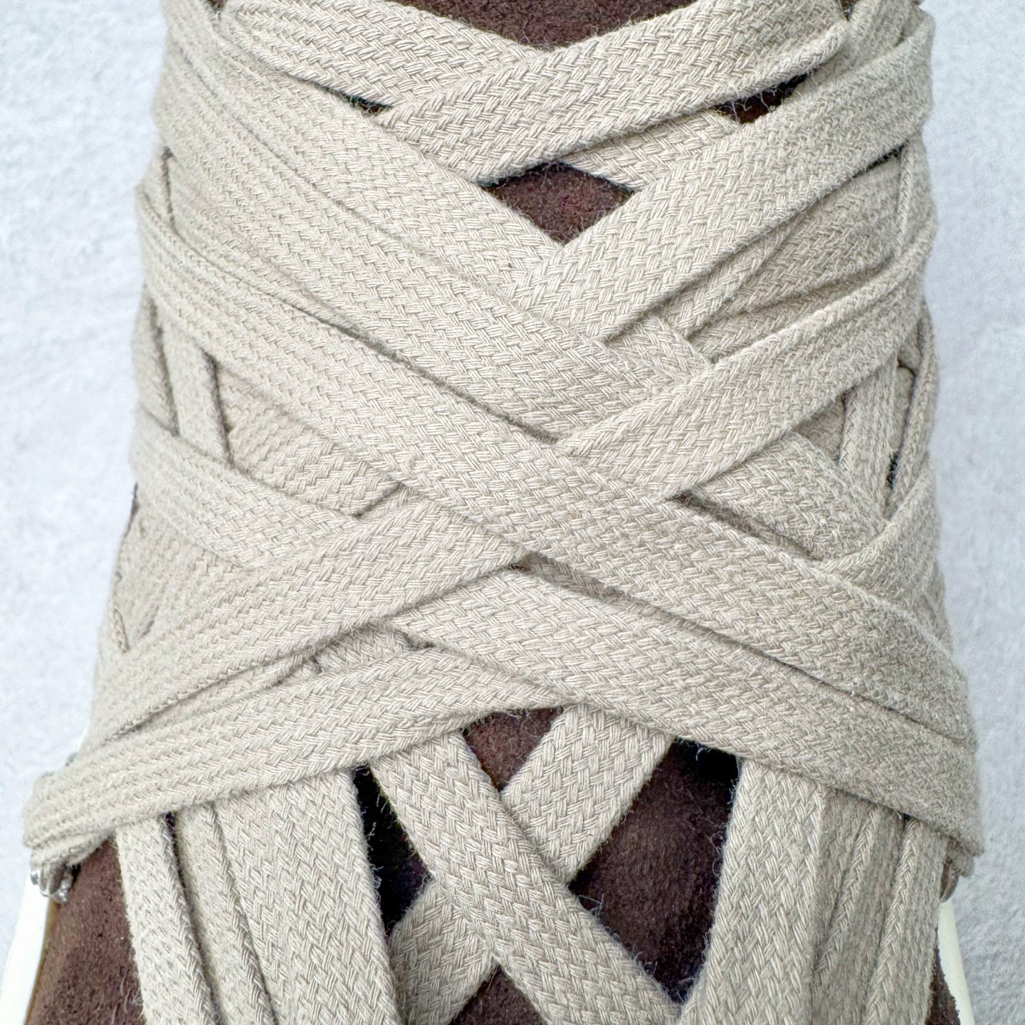 图片[16]-＃DG纯原 Rick Owens Edfu 瑞克·欧文斯低帮皮面时尚运动板鞋 黑棕疯狂绑带 二级市场已经7K以上 平台客户随意卖四位数 RO广东原厂出品 纯原天花板 原版一比一复刻 冲正绝不翻车 还原度达到百分之98以上 原楦开发纸版版型 ZP拆解原版1：1复模裁片纸版 力求做到0错位 这样才能达到和zp一致的鞋型味道 采用进口cnc数控机床开发对版独家tpu奶香大底 区别于市场所有版本 zp同源全头层粒面小牛皮 达到和zp一致手感 原厂进口细纹布 万邦订购原厂高弹粉红色海绵 内里搭配软质细腻羊皮 TPU高密度大底 软硬度透光度高已经测试和原版一致 尺码：36 37 38 39 40 41 42 43 44 45 46-选品中心