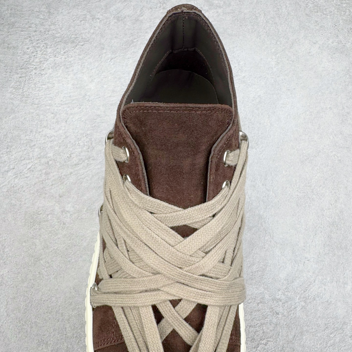 图片[5]-＃DG纯原 Rick Owens Edfu 瑞克·欧文斯低帮皮面时尚运动板鞋 黑棕疯狂绑带 二级市场已经7K以上 平台客户随意卖四位数 RO广东原厂出品 纯原天花板 原版一比一复刻 冲正绝不翻车 还原度达到百分之98以上 原楦开发纸版版型 ZP拆解原版1：1复模裁片纸版 力求做到0错位 这样才能达到和zp一致的鞋型味道 采用进口cnc数控机床开发对版独家tpu奶香大底 区别于市场所有版本 zp同源全头层粒面小牛皮 达到和zp一致手感 原厂进口细纹布 万邦订购原厂高弹粉红色海绵 内里搭配软质细腻羊皮 TPU高密度大底 软硬度透光度高已经测试和原版一致 尺码：36 37 38 39 40 41 42 43 44 45 46-选品中心