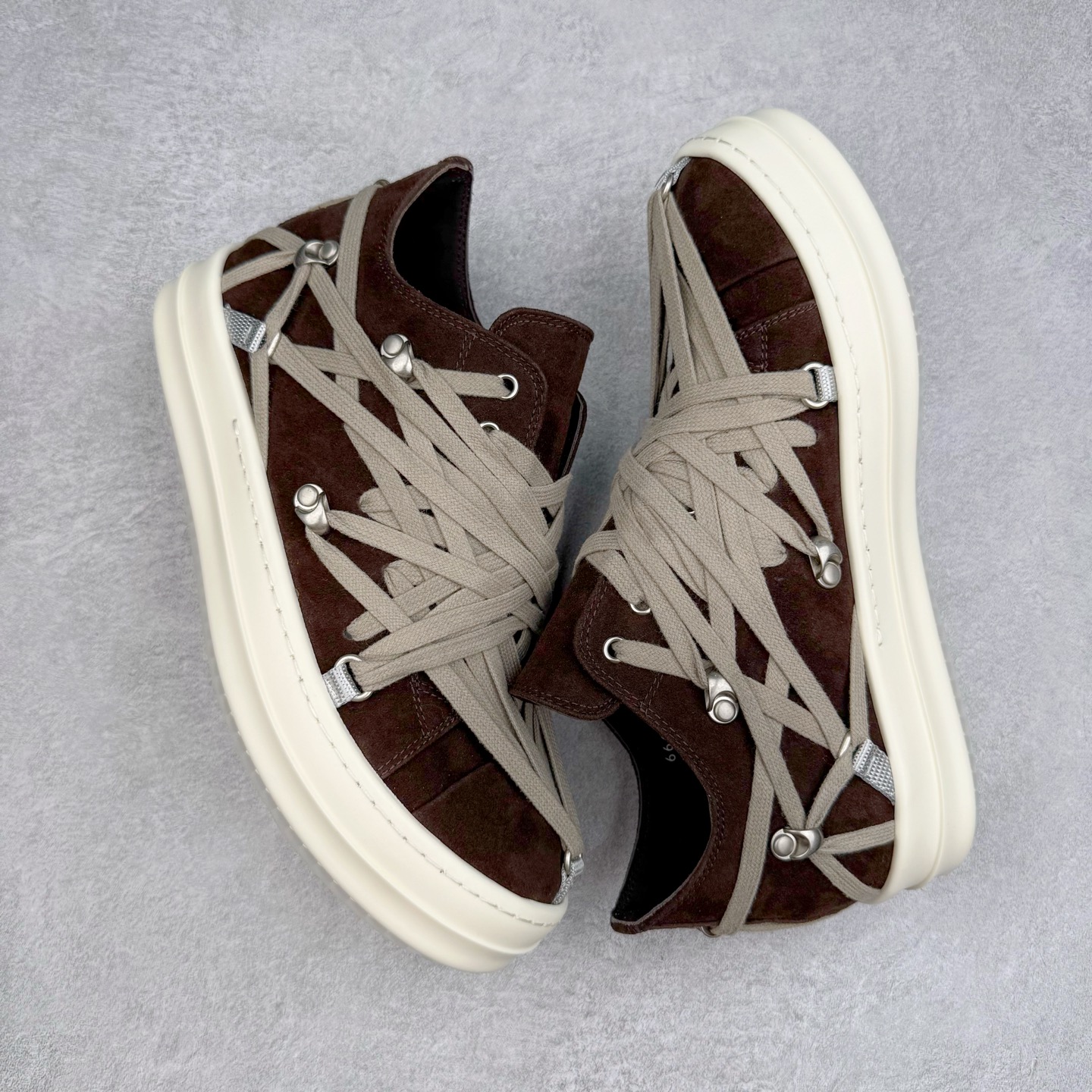 图片[3]-＃DG纯原 Rick Owens Edfu 瑞克·欧文斯低帮皮面时尚运动板鞋 黑棕疯狂绑带 二级市场已经7K以上 平台客户随意卖四位数 RO广东原厂出品 纯原天花板 原版一比一复刻 冲正绝不翻车 还原度达到百分之98以上 原楦开发纸版版型 ZP拆解原版1：1复模裁片纸版 力求做到0错位 这样才能达到和zp一致的鞋型味道 采用进口cnc数控机床开发对版独家tpu奶香大底 区别于市场所有版本 zp同源全头层粒面小牛皮 达到和zp一致手感 原厂进口细纹布 万邦订购原厂高弹粉红色海绵 内里搭配软质细腻羊皮 TPU高密度大底 软硬度透光度高已经测试和原版一致 尺码：36 37 38 39 40 41 42 43 44 45 46-选品中心