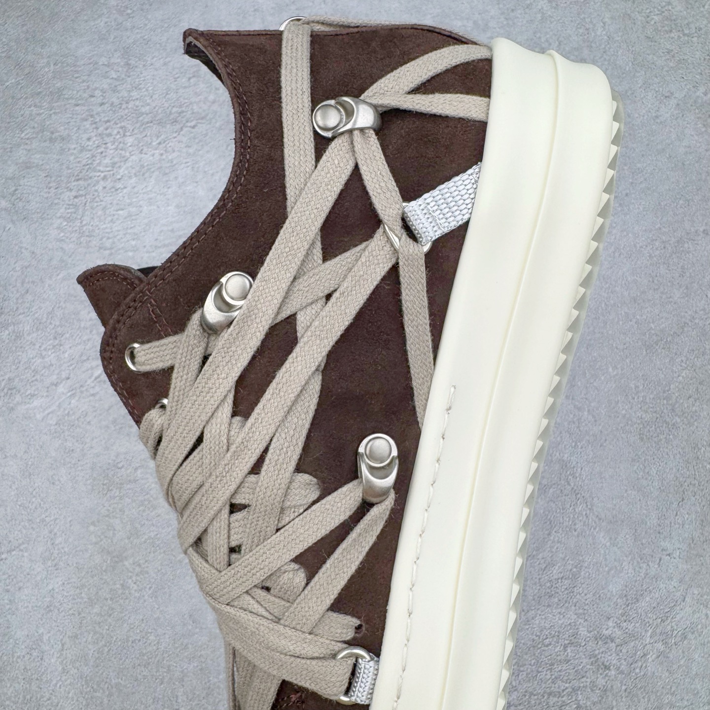 图片[7]-＃DG纯原 Rick Owens Edfu 瑞克·欧文斯低帮皮面时尚运动板鞋 黑棕疯狂绑带 二级市场已经7K以上 平台客户随意卖四位数 RO广东原厂出品 纯原天花板 原版一比一复刻 冲正绝不翻车 还原度达到百分之98以上 原楦开发纸版版型 ZP拆解原版1：1复模裁片纸版 力求做到0错位 这样才能达到和zp一致的鞋型味道 采用进口cnc数控机床开发对版独家tpu奶香大底 区别于市场所有版本 zp同源全头层粒面小牛皮 达到和zp一致手感 原厂进口细纹布 万邦订购原厂高弹粉红色海绵 内里搭配软质细腻羊皮 TPU高密度大底 软硬度透光度高已经测试和原版一致 尺码：36 37 38 39 40 41 42 43 44 45 46-选品中心