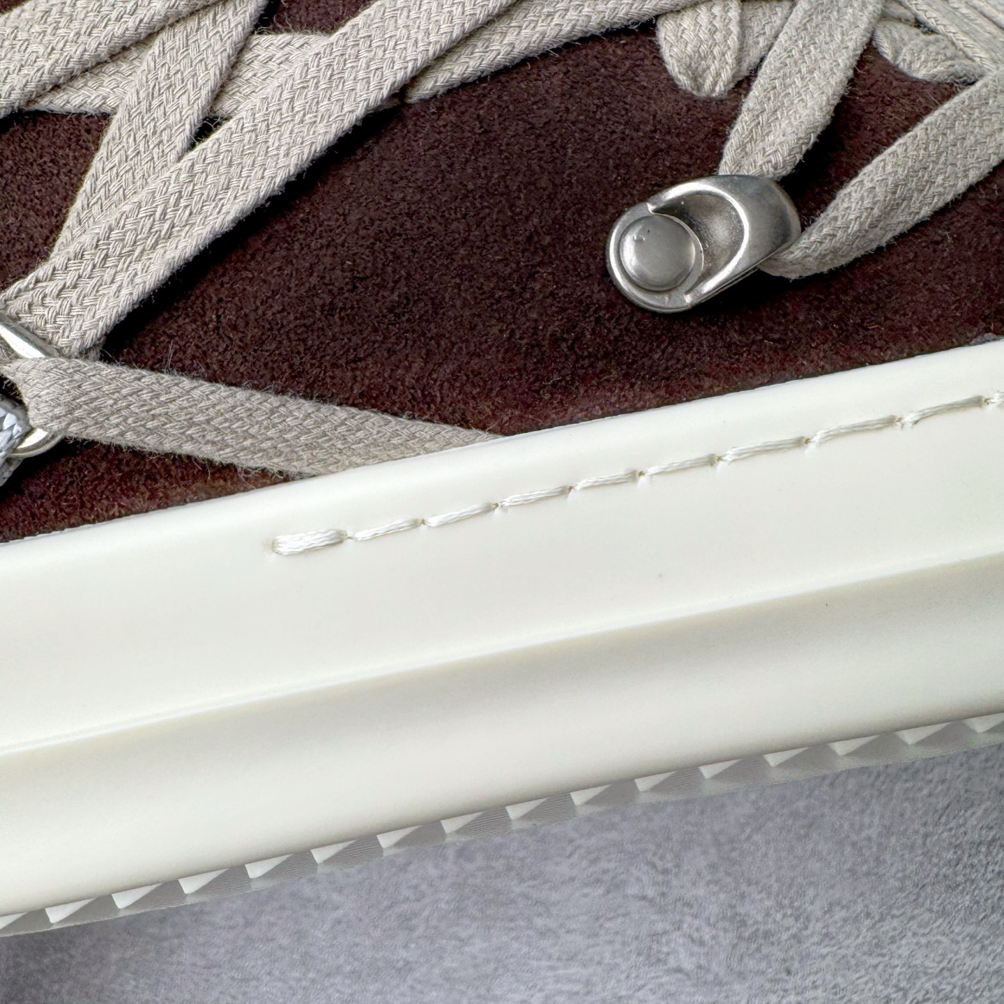 图片[12]-＃DG纯原 Rick Owens Edfu 瑞克·欧文斯低帮皮面时尚运动板鞋 黑棕疯狂绑带 二级市场已经7K以上 平台客户随意卖四位数 RO广东原厂出品 纯原天花板 原版一比一复刻 冲正绝不翻车 还原度达到百分之98以上 原楦开发纸版版型 ZP拆解原版1：1复模裁片纸版 力求做到0错位 这样才能达到和zp一致的鞋型味道 采用进口cnc数控机床开发对版独家tpu奶香大底 区别于市场所有版本 zp同源全头层粒面小牛皮 达到和zp一致手感 原厂进口细纹布 万邦订购原厂高弹粉红色海绵 内里搭配软质细腻羊皮 TPU高密度大底 软硬度透光度高已经测试和原版一致 尺码：36 37 38 39 40 41 42 43 44 45 46-选品中心