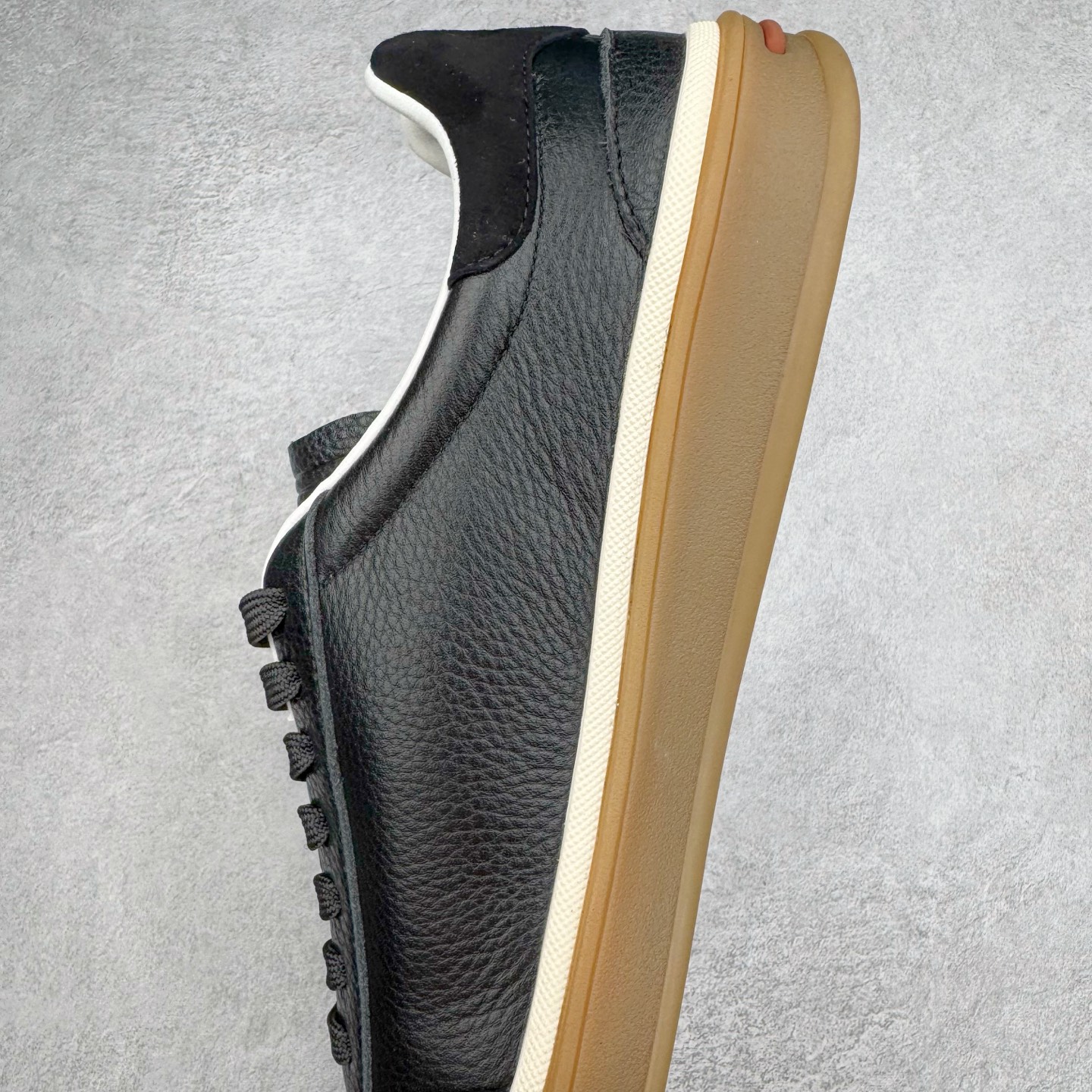 图片[7]-＃GD广顶 Loro Piana Tennis Walk Low 生活系列低帮复古百搭德训风休闲运动板鞋 意大利顶级奢侈品牌·诺悠翩雅 这款新款绒面革网球鞋采用超低帮设计 适合全年穿着 并具有防水性能 包边鞋底营造轻松迷人的色彩组合 将功能性与低调个性风格和谐融合 打造都市着装的理想鞋履选择 鞋跟处饰以Kummel色嵌片 柔软小牛皮鞋舌 压印LP徽标 棉质鞋带 材质：鞋面：牛剖层绒面革 鞋底：橡胶 衬里：牛皮革 尺码：37 38 39 40 41 42 43 44 45-选品中心