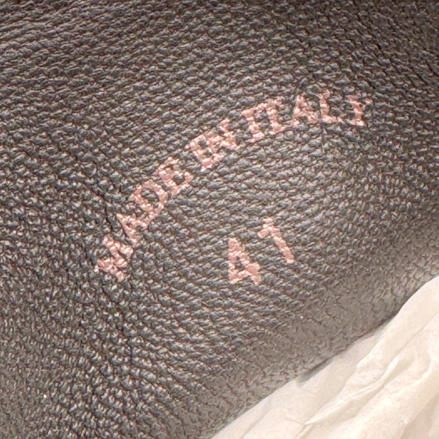 图片[13]-＃GD广顶 Loro Piana Tennis Walk Low 生活系列低帮复古百搭德训风休闲运动板鞋 意大利顶级奢侈品牌·诺悠翩雅 这款新款绒面革网球鞋采用超低帮设计 适合全年穿着 并具有防水性能 包边鞋底营造轻松迷人的色彩组合 将功能性与低调个性风格和谐融合 打造都市着装的理想鞋履选择 鞋跟处饰以Kummel色嵌片 柔软小牛皮鞋舌 压印LP徽标 棉质鞋带 材质：鞋面：牛剖层绒面革 鞋底：橡胶 衬里：牛皮革 尺码：37 38 39 40 41 42 43 44 45-选品中心