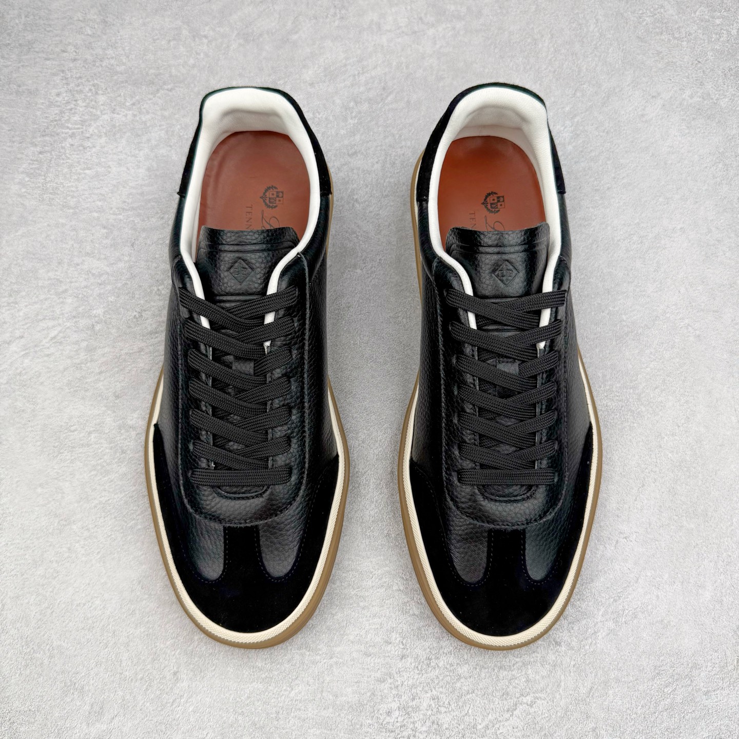 图片[2]-＃GD广顶 Loro Piana Tennis Walk Low 生活系列低帮复古百搭德训风休闲运动板鞋 意大利顶级奢侈品牌·诺悠翩雅 这款新款绒面革网球鞋采用超低帮设计 适合全年穿着 并具有防水性能 包边鞋底营造轻松迷人的色彩组合 将功能性与低调个性风格和谐融合 打造都市着装的理想鞋履选择 鞋跟处饰以Kummel色嵌片 柔软小牛皮鞋舌 压印LP徽标 棉质鞋带 材质：鞋面：牛剖层绒面革 鞋底：橡胶 衬里：牛皮革 尺码：37 38 39 40 41 42 43 44 45-选品中心