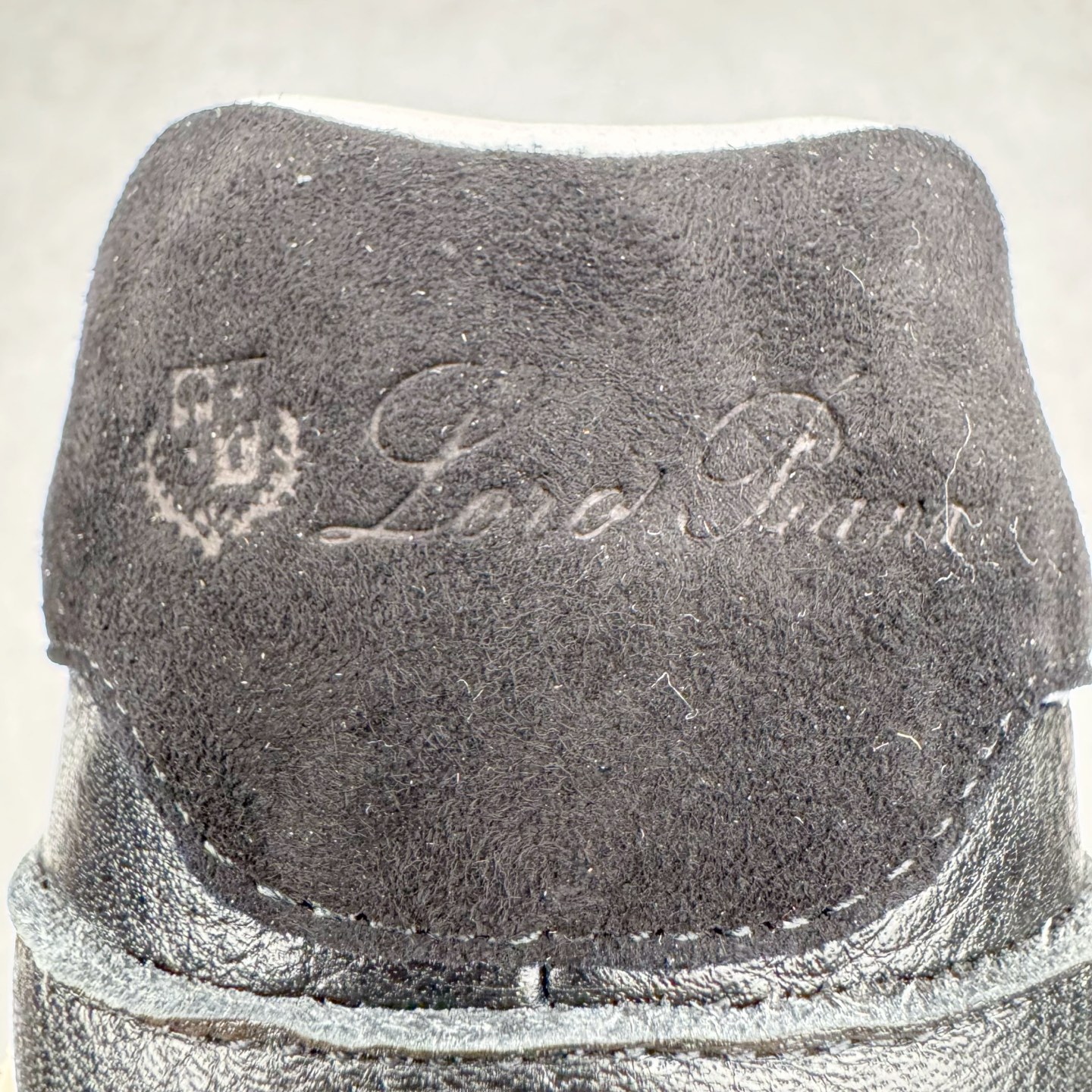 图片[10]-＃GD广顶 Loro Piana Tennis Walk Low 生活系列低帮复古百搭德训风休闲运动板鞋 意大利顶级奢侈品牌·诺悠翩雅 这款新款绒面革网球鞋采用超低帮设计 适合全年穿着 并具有防水性能 包边鞋底营造轻松迷人的色彩组合 将功能性与低调个性风格和谐融合 打造都市着装的理想鞋履选择 鞋跟处饰以Kummel色嵌片 柔软小牛皮鞋舌 压印LP徽标 棉质鞋带 材质：鞋面：牛剖层绒面革 鞋底：橡胶 衬里：牛皮革 尺码：37 38 39 40 41 42 43 44 45-选品中心